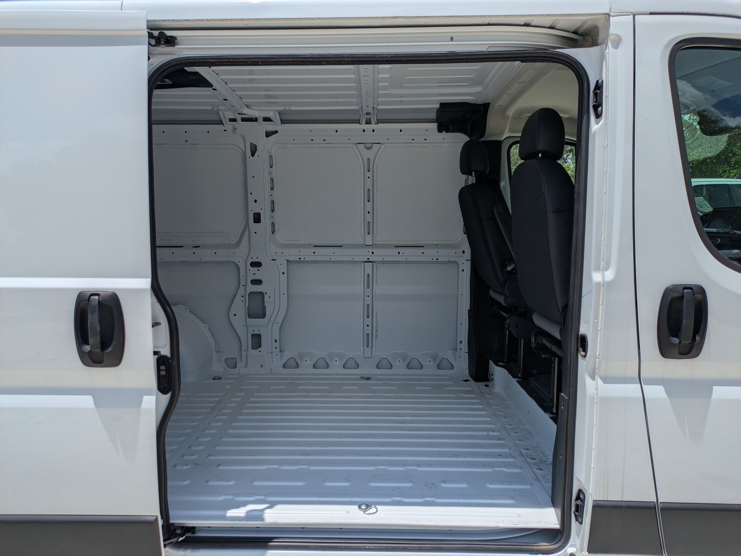 Used 2025 RAM ProMaster 2500 w/ Convenience Group FWD image 13