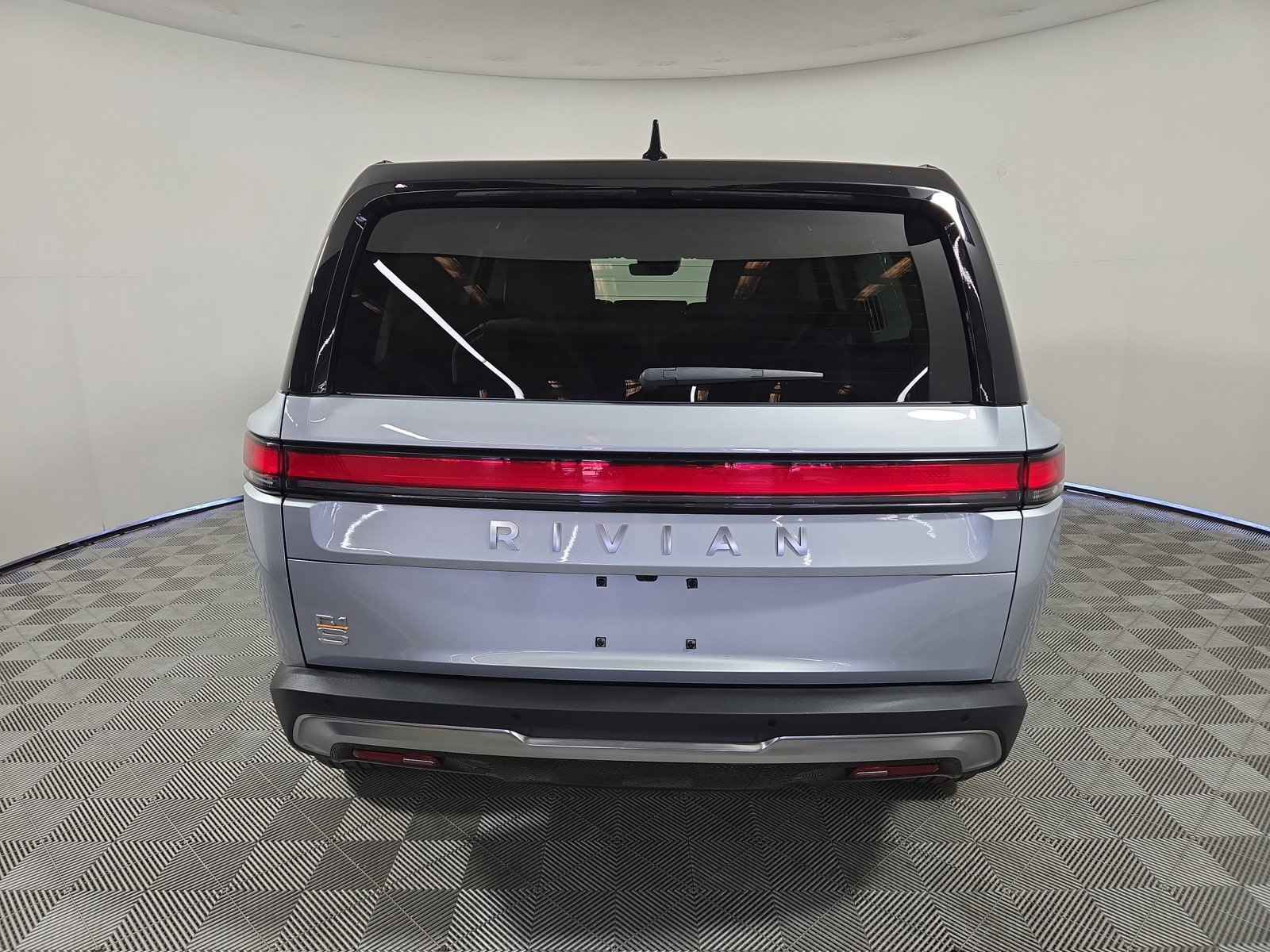 Used 2024 Rivian R1S Adventure AWD/4WD image 4