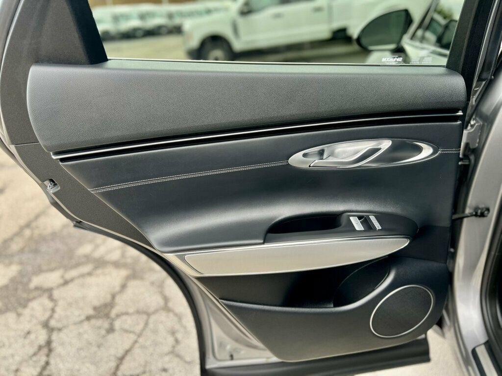 Used 2025 Genesis GV70 2.5T w/ Select Package AWD/4WD image 15