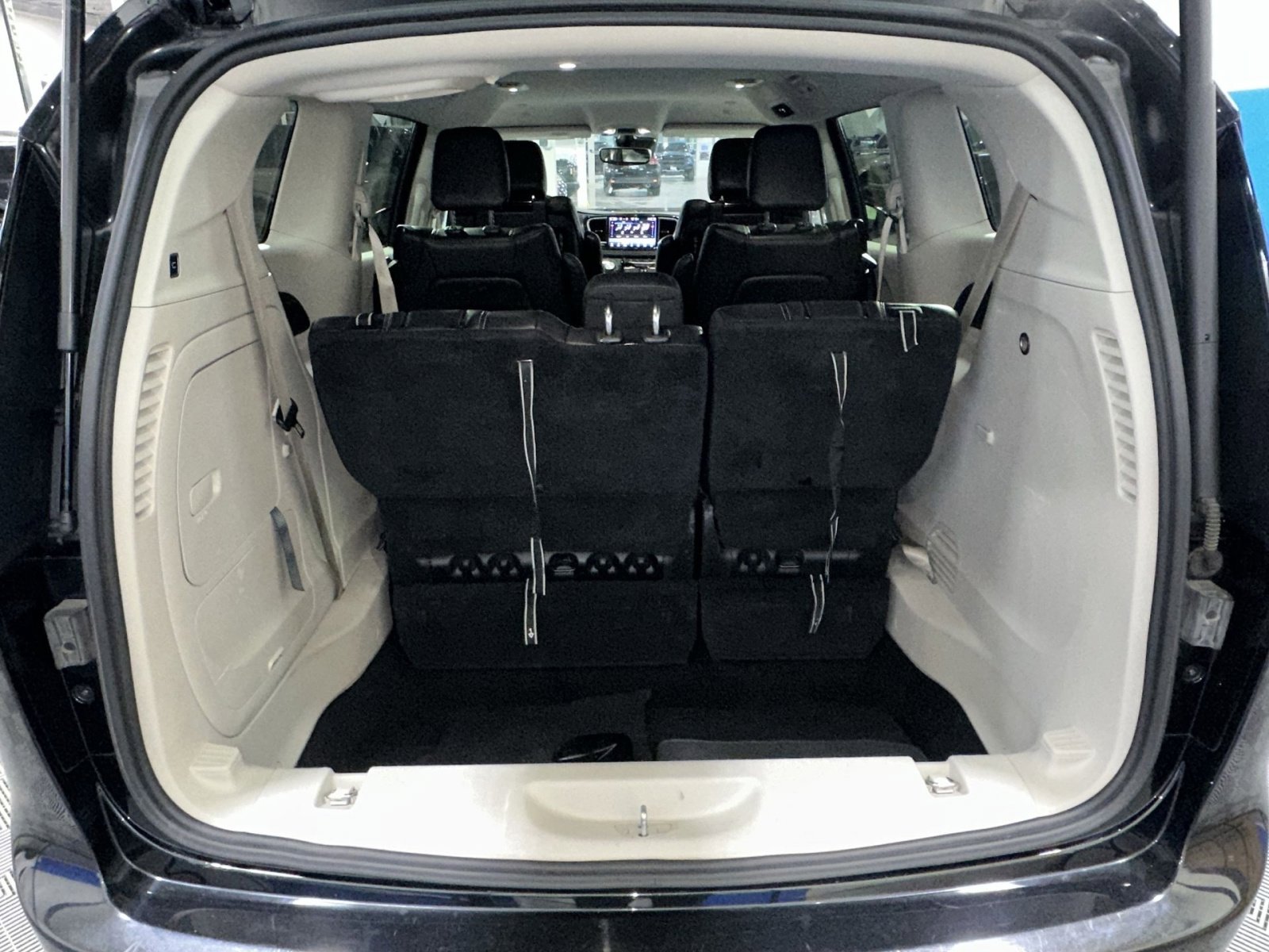 Used 2022 Chrysler Pacifica Touring-L w/ Uconnect Theater Family Group image 37