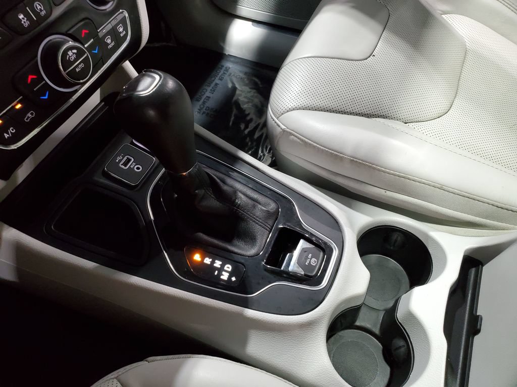 Used 2020 Jeep Cherokee Limited w/ Luxury Group FWD image 36