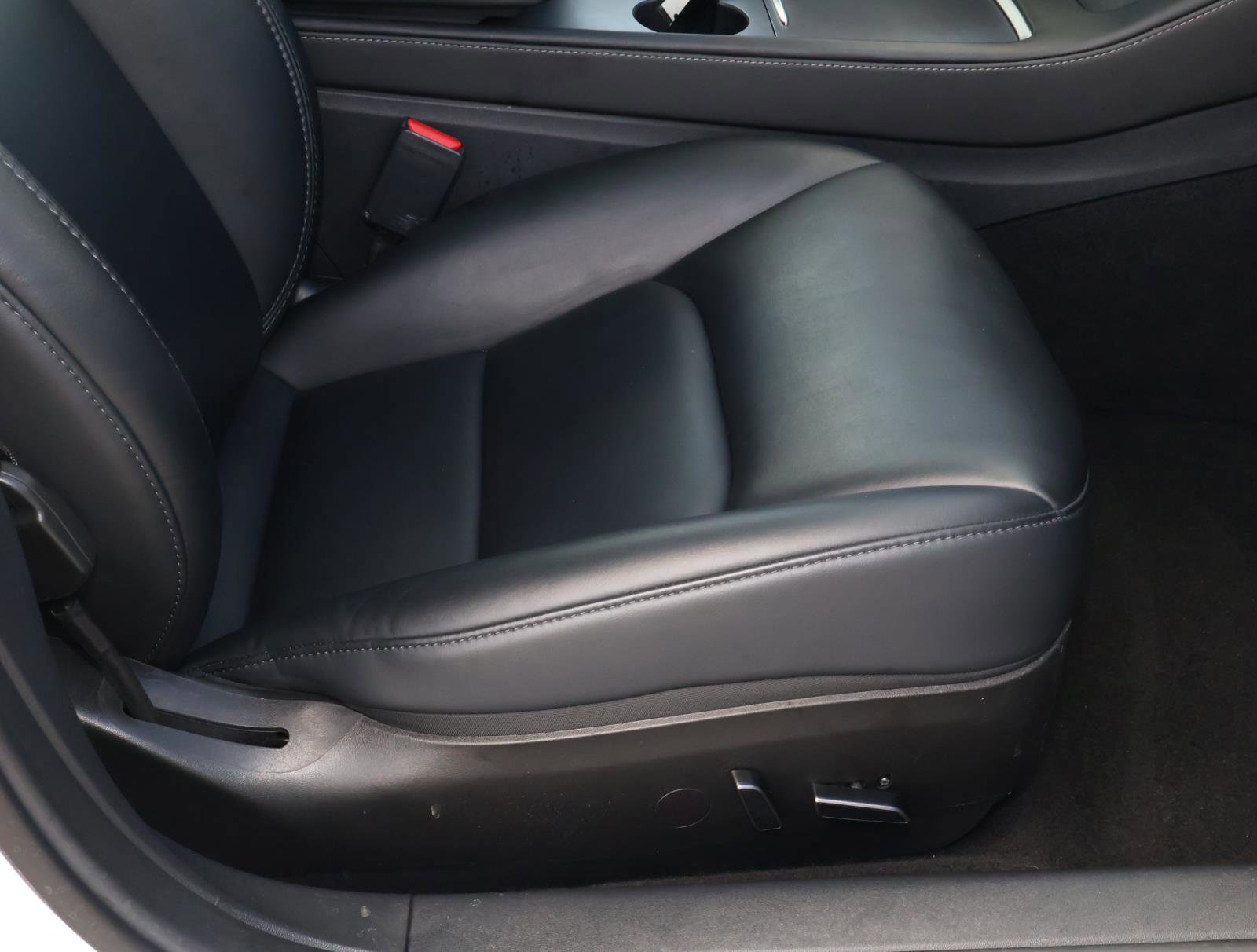 Used 2023 Tesla Model 3 Standard Range image 16