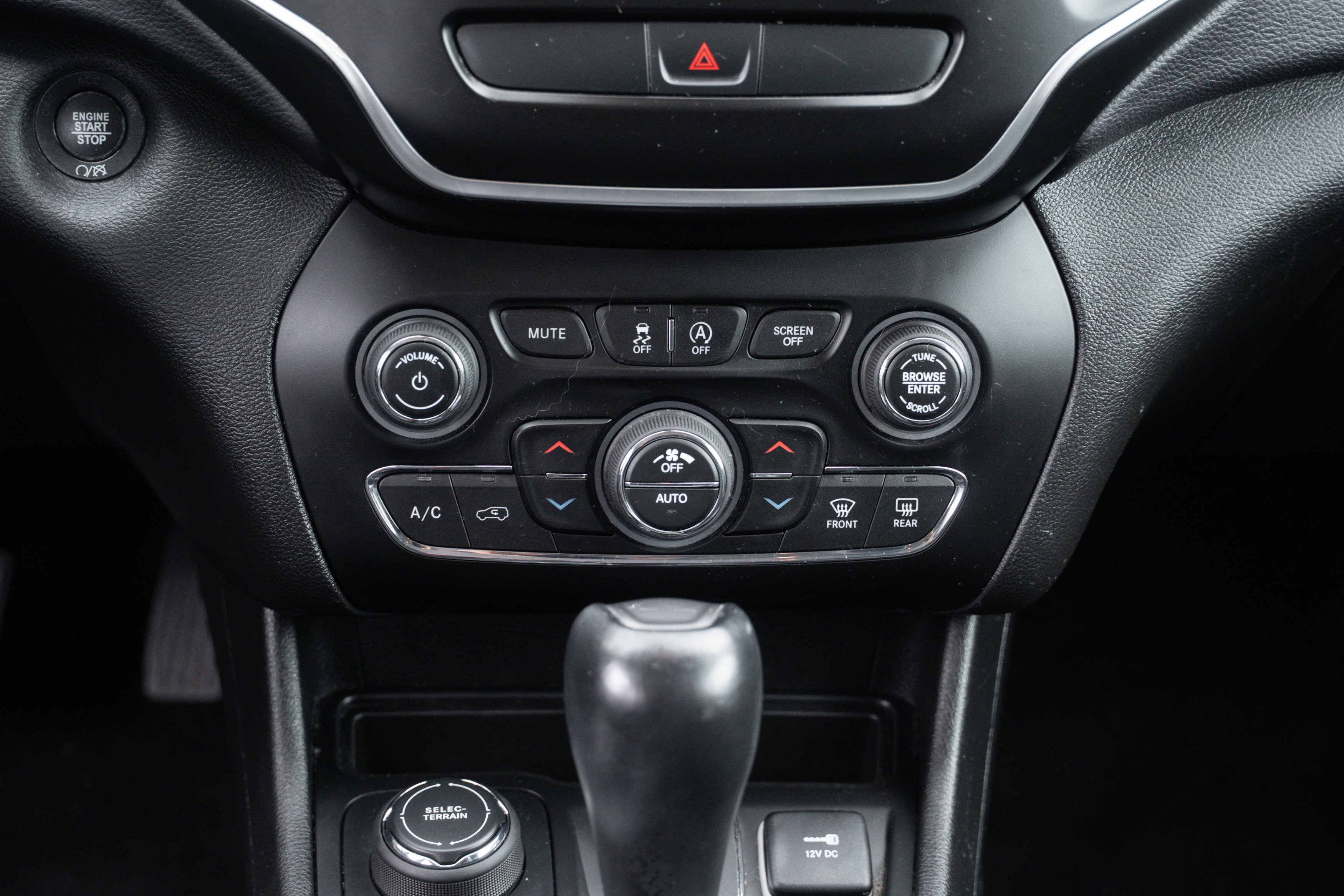 Used 2019 Jeep Cherokee Latitude Plus w/ Comfort/Convenience Group image 10