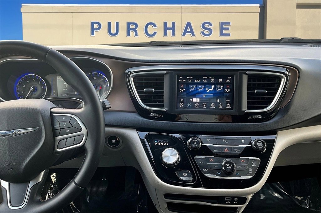 Used 2018 Chrysler Pacifica Touring-L image 9