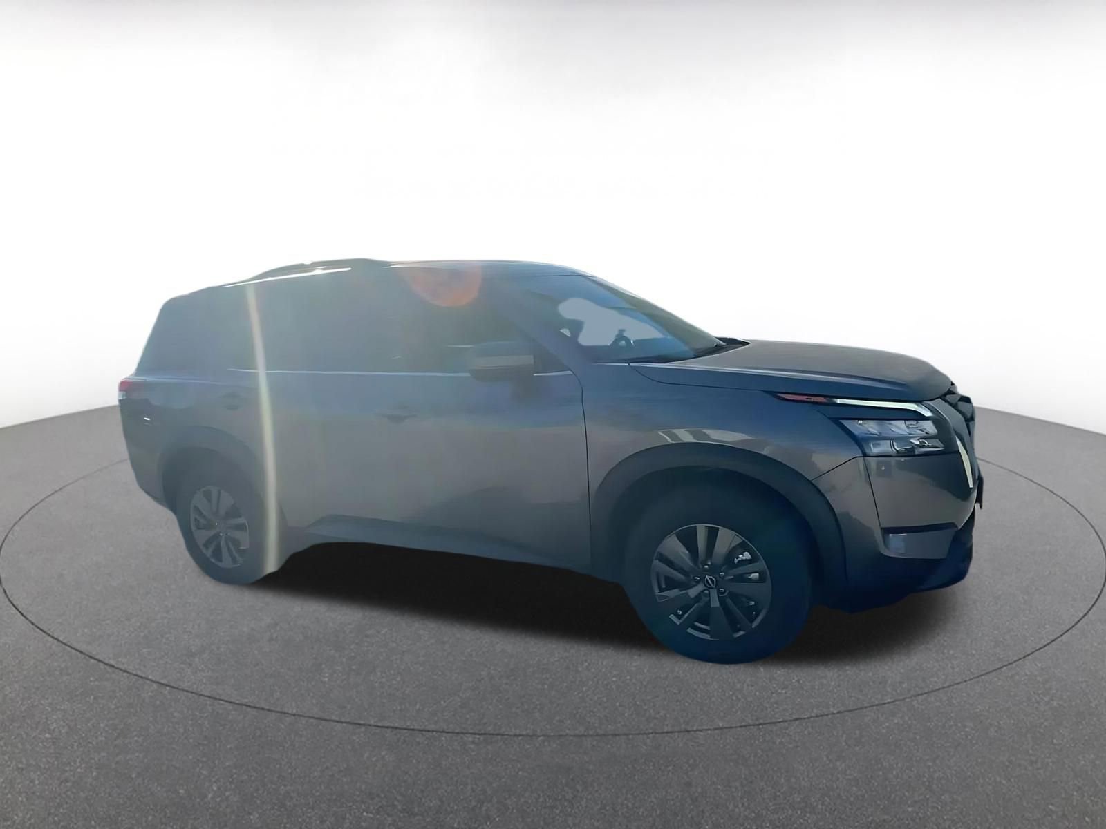 Used 2025 Nissan Pathfinder SV image 2