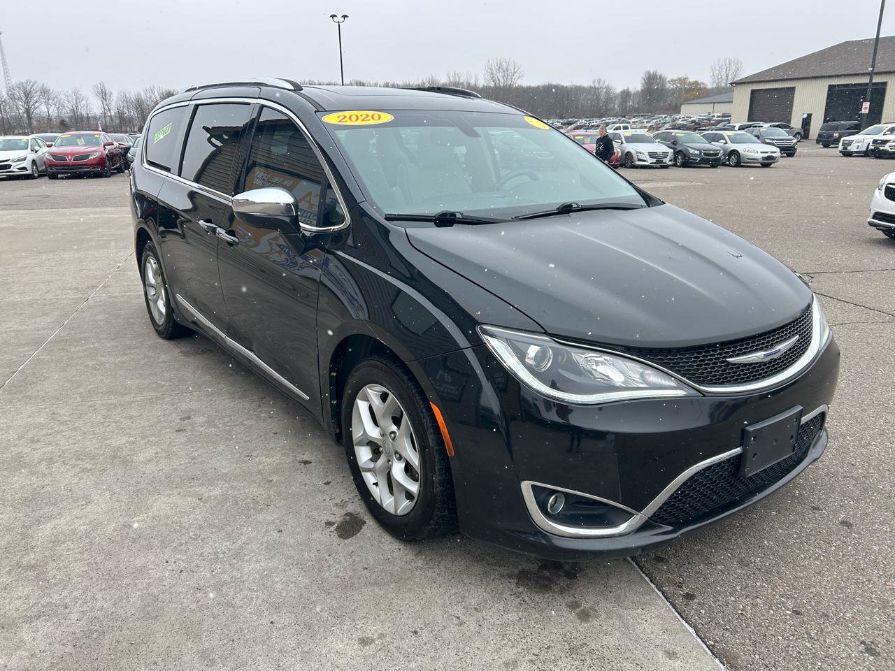 Used 2020 Chrysler Pacifica Limited image 2