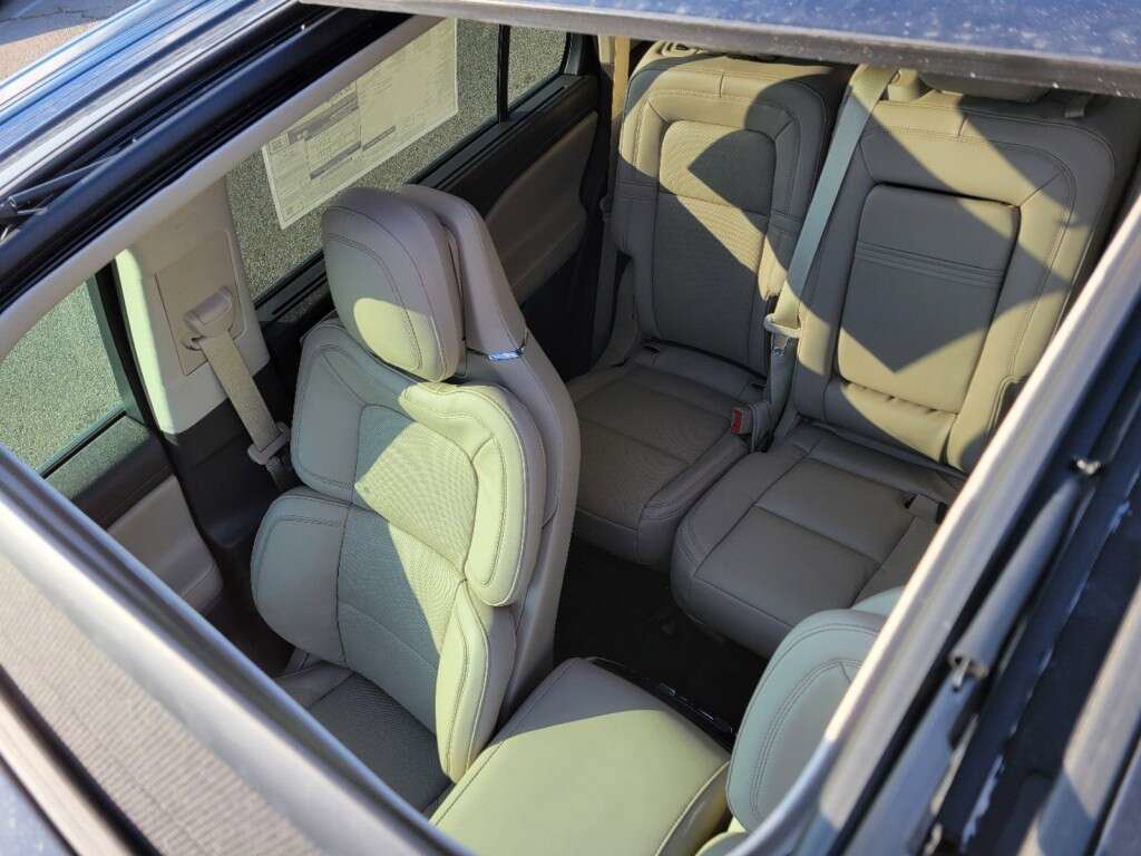 Used 2023 Lincoln Aviator Reserve w/ Equipment Group 201A AWD/4WD image 2