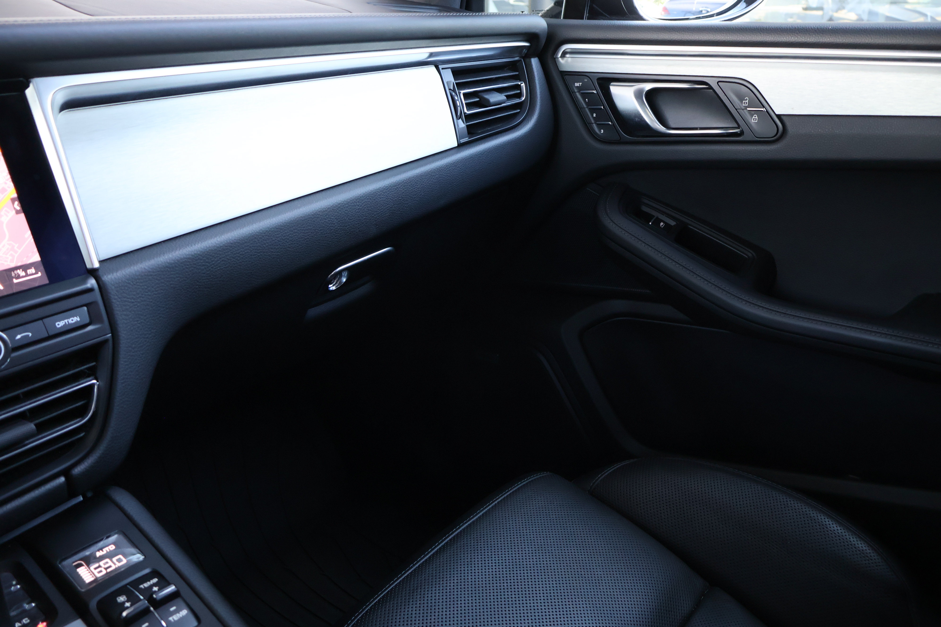 Used 2020 Porsche Macan Turbo AWD/4WD image 43