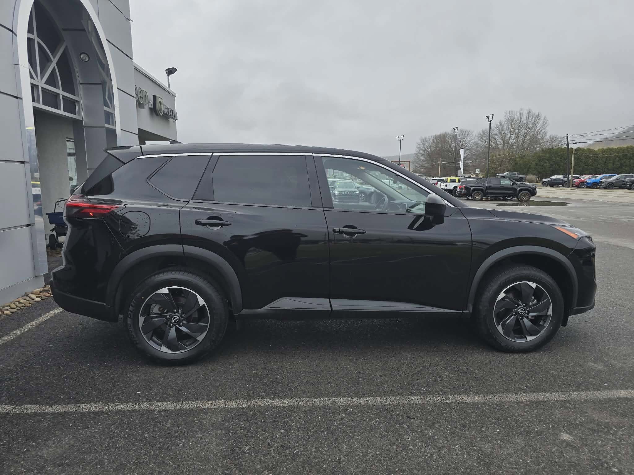 Used 2024 Nissan Rogue SV image 2