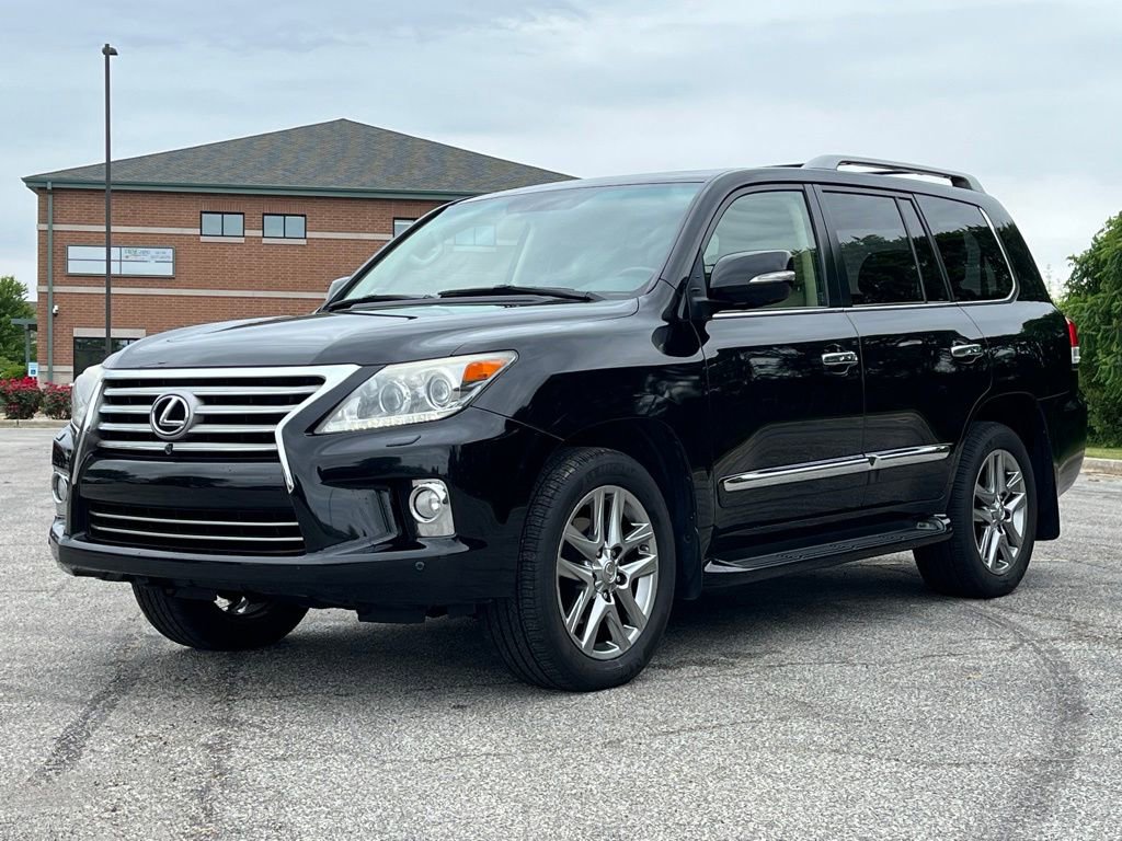 Used 2013 Lexus LX 570 4WD w/ Luxury Pkg image 3