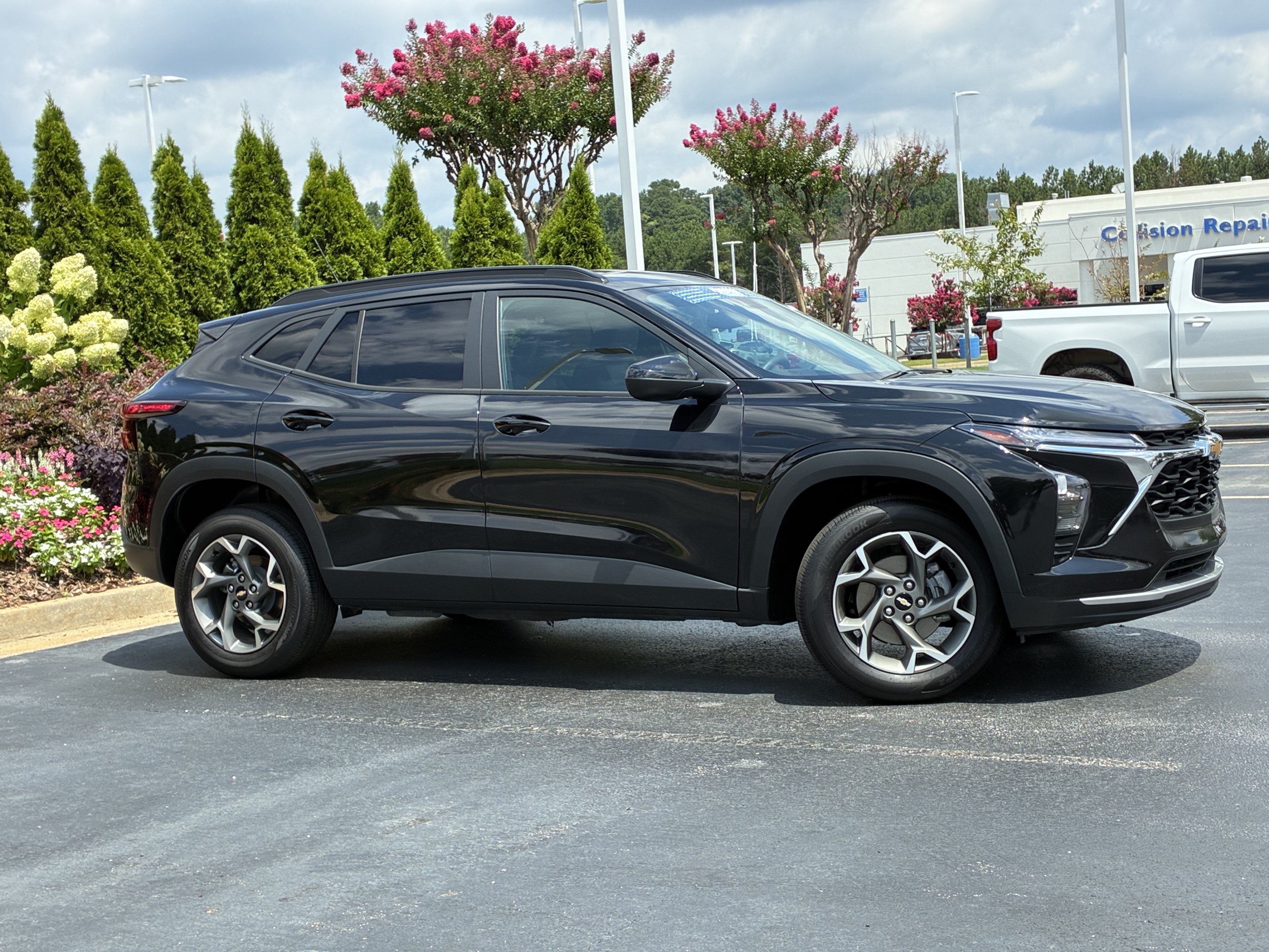 Used 2025 Chevrolet Trax LT FWD image 3