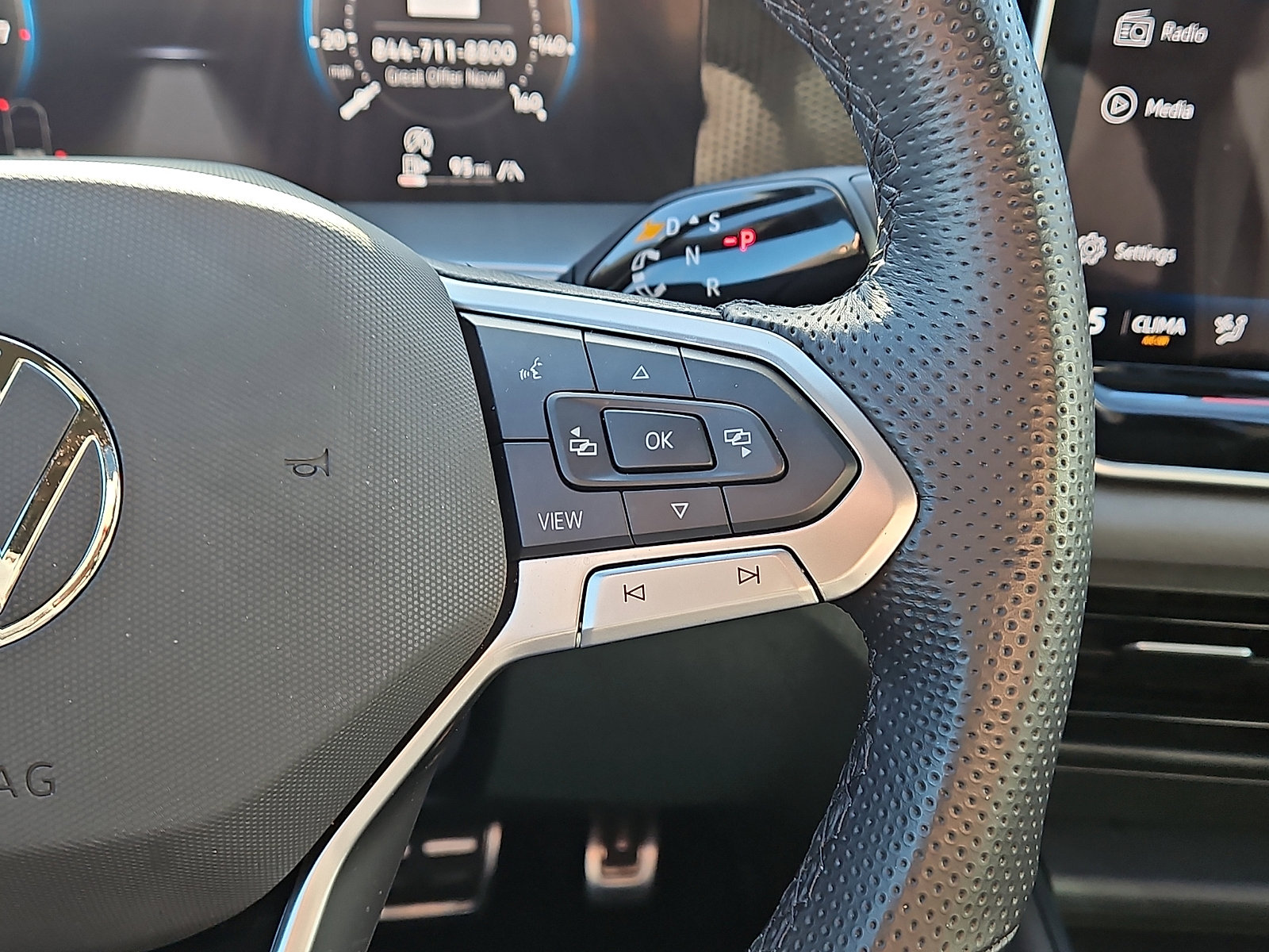 Certified 2025 Volkswagen Tiguan SE R-Line image 17