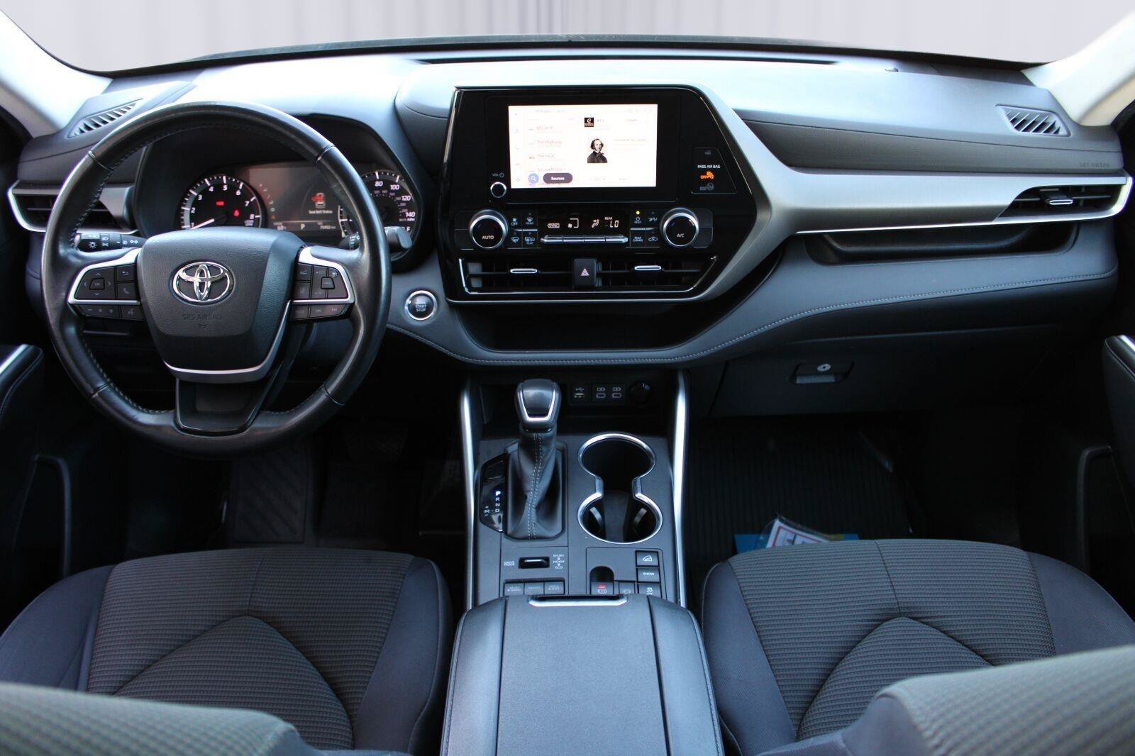 Used 2023 Toyota Highlander LE AWD/4WD image 2