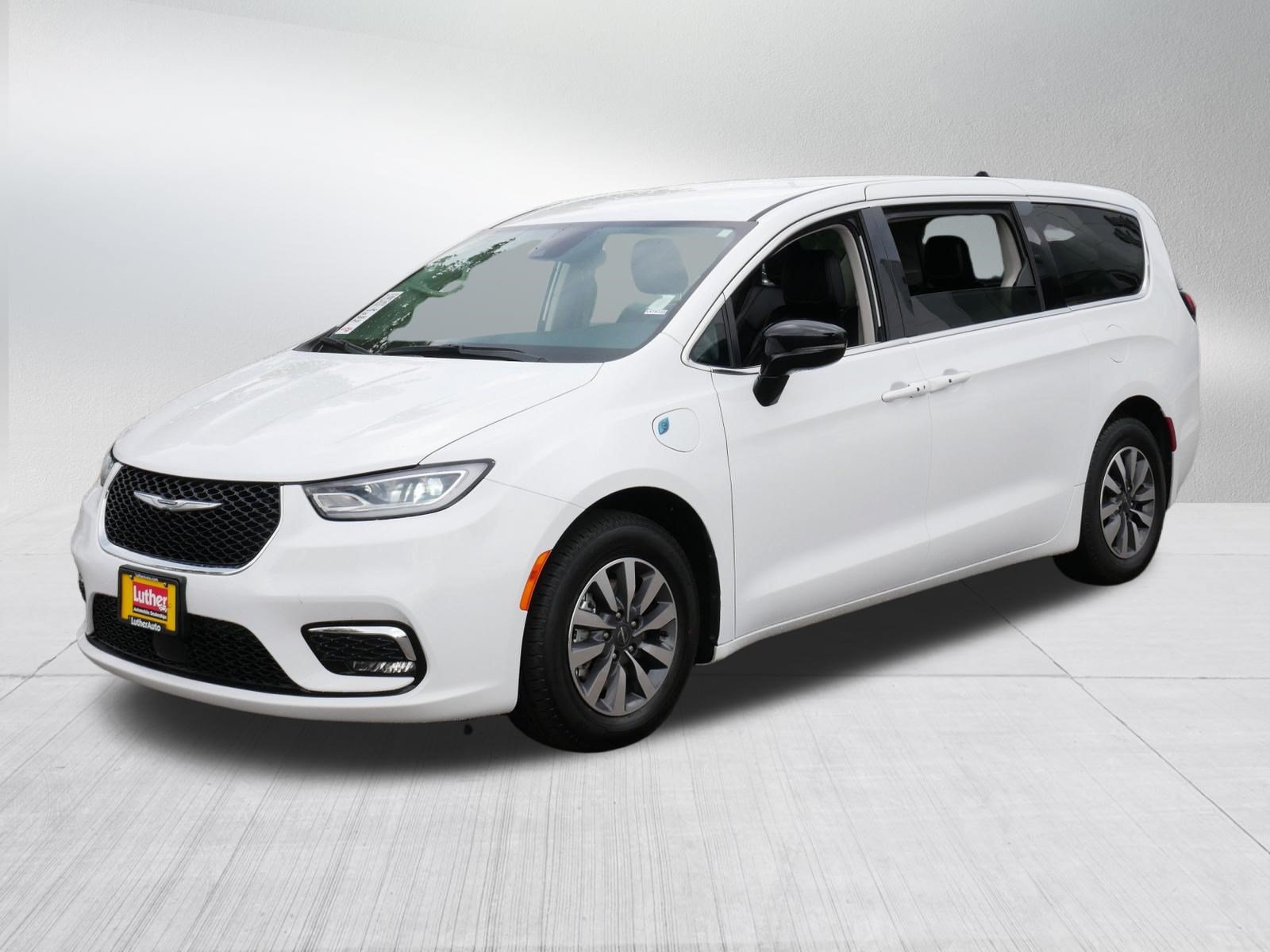 Used 2024 Chrysler Pacifica Limited FWD image 3