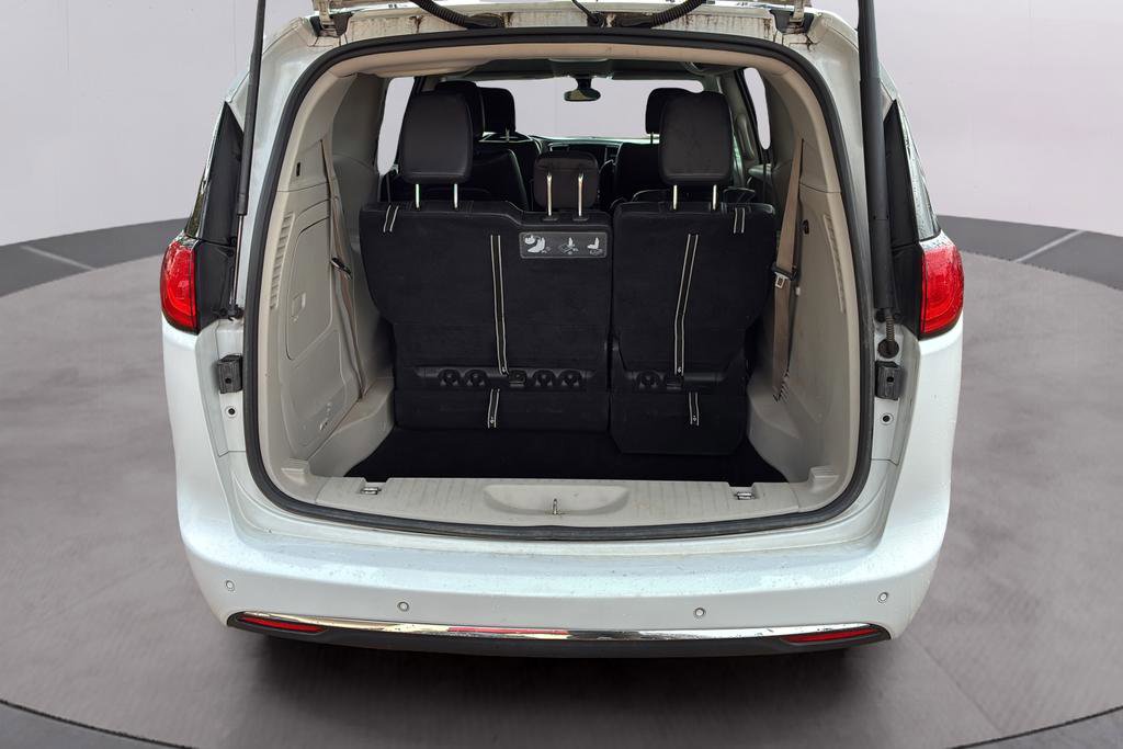 Used 2018 Chrysler Pacifica Touring-L image 44