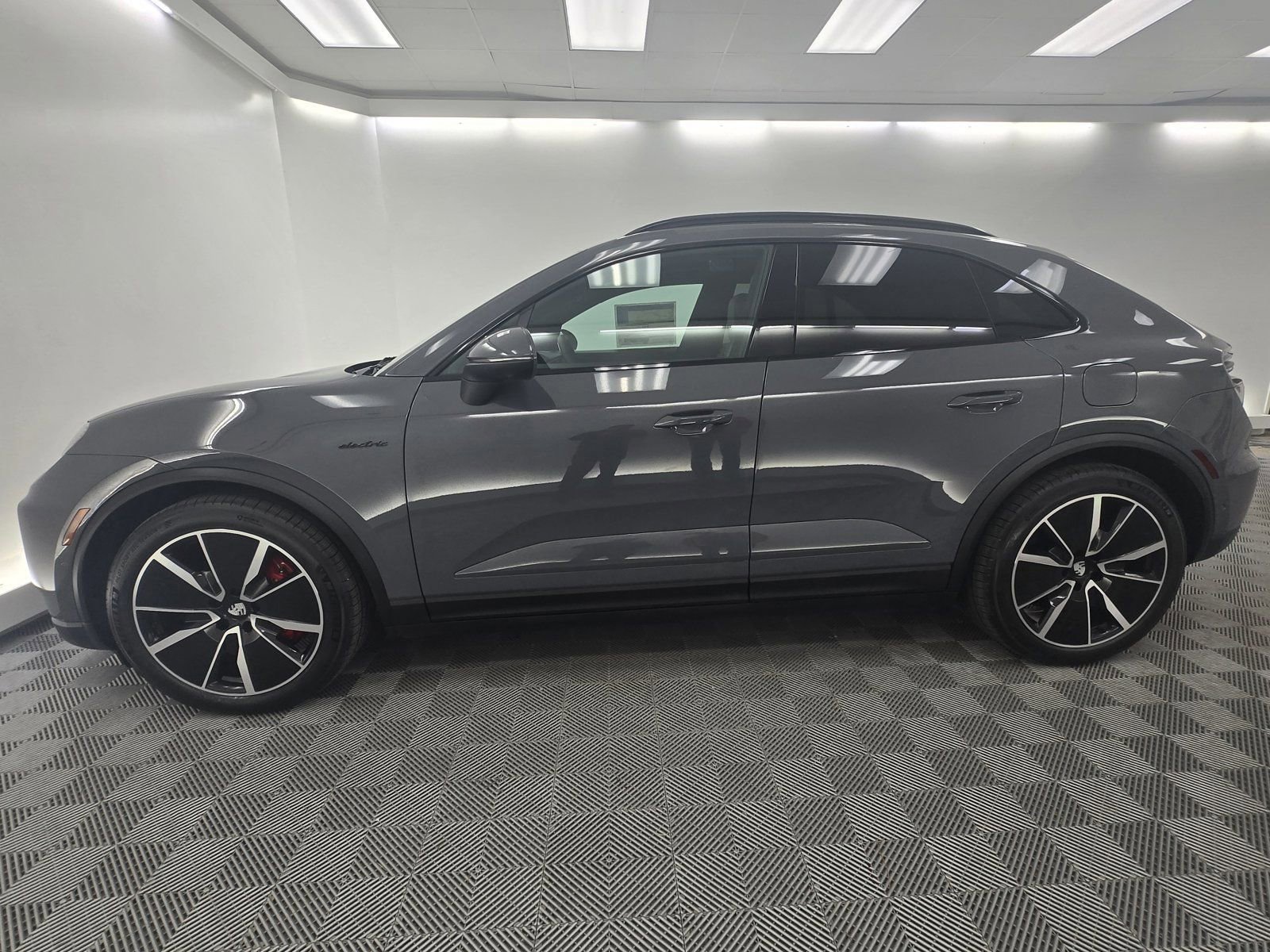 New 2025 Porsche Macan 4S Electric AWD/4WD image 2