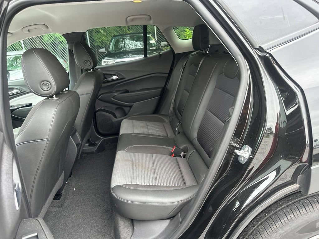 Used 2025 Chevrolet Trax LT FWD image 16