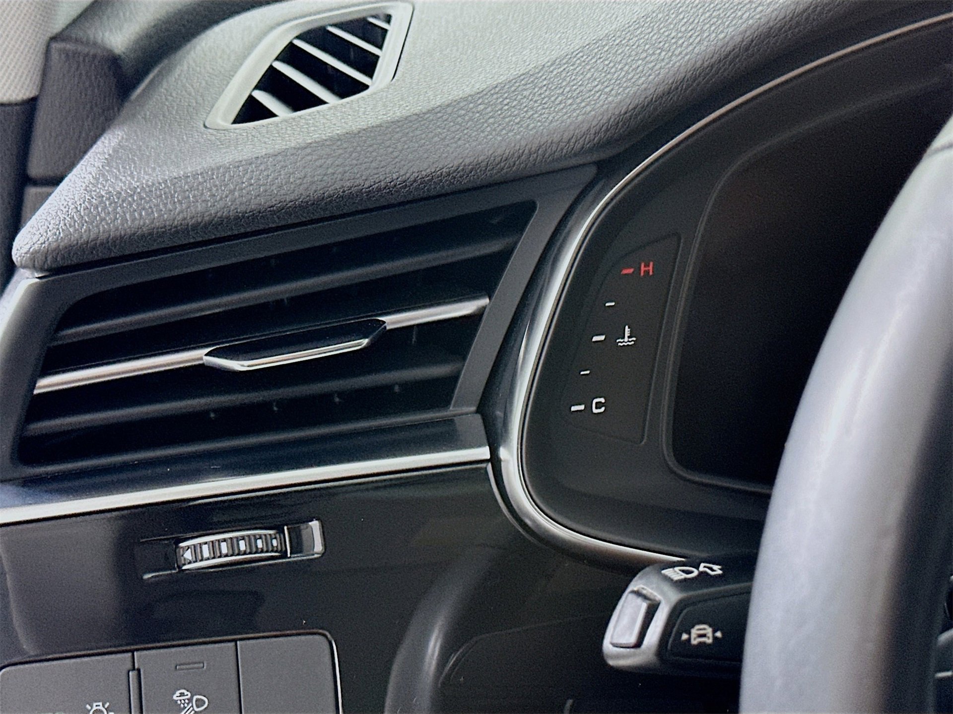 Used 2021 Audi Q8 Premium Plus image 11