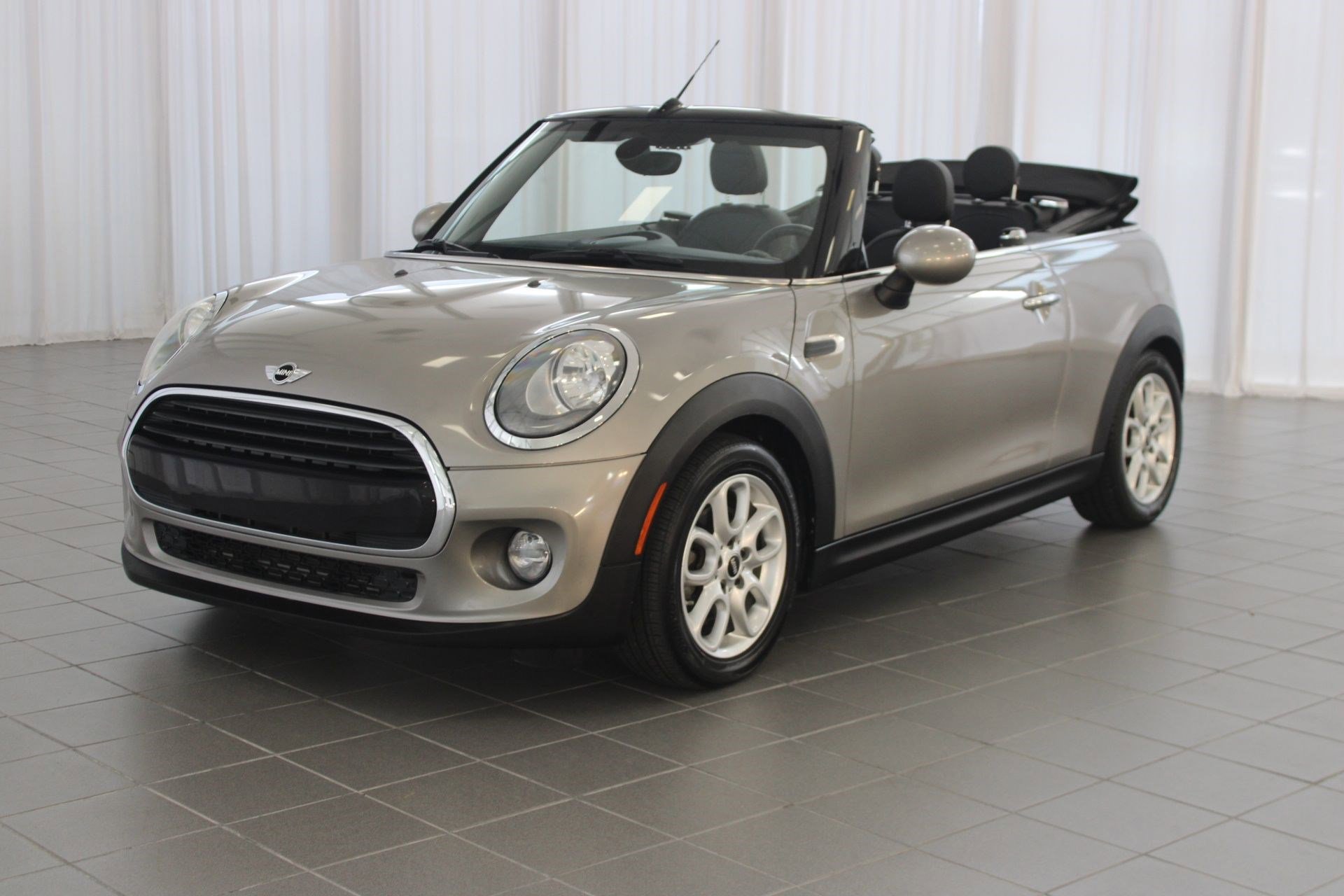 Used 2018 MINI Cooper Convertible image 18