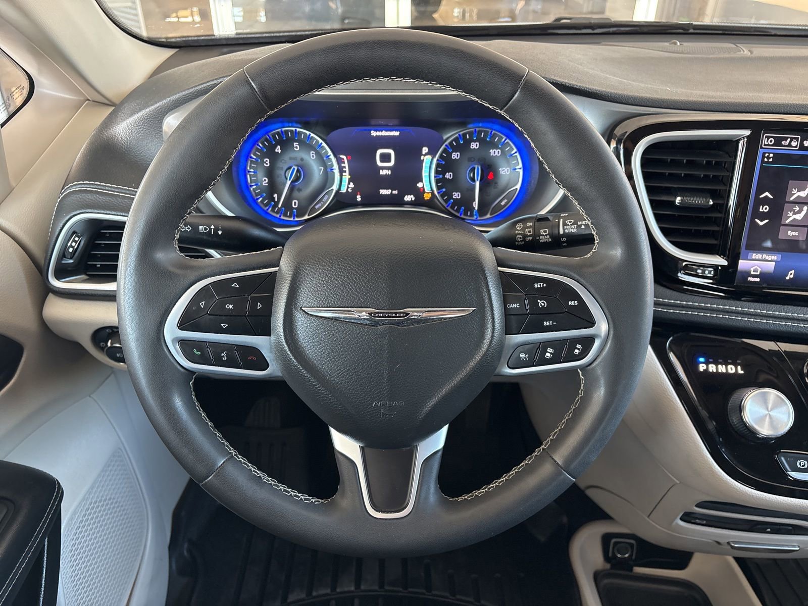 Used 2022 Chrysler Pacifica Touring-L w/ Uconnect Theater Family Group image 27