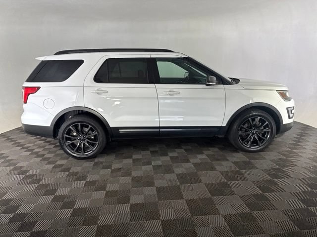 Used 2017 Ford Explorer XLT w/ Equipment Group 202A AWD/4WD image 4
