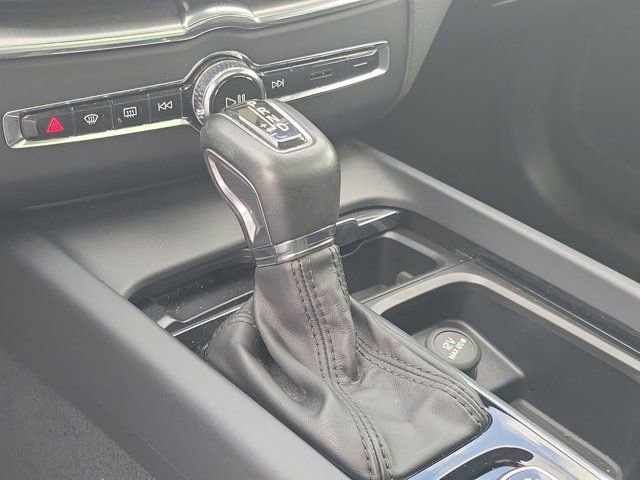 Used 2019 Volvo XC60 T6 Momentum w/ Multimedia Package image 37