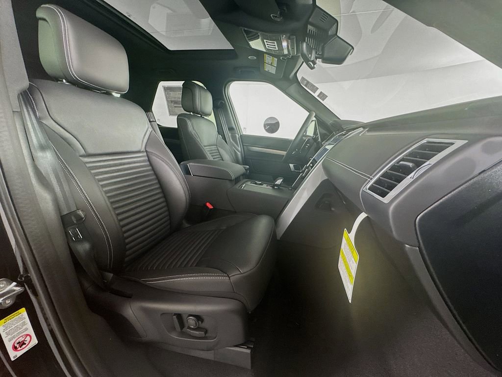 New 2025 Land Rover Discovery Dynamic SE image 28