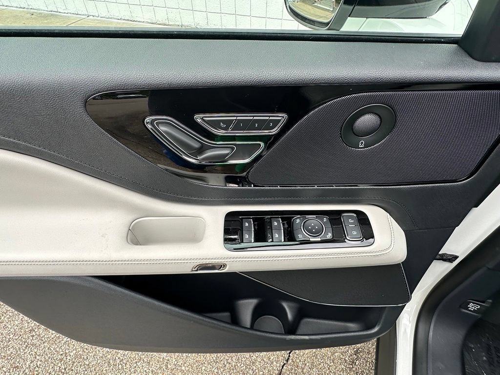 New 2026 Lincoln Aviator Reserve w/ Jet Appearance Package AWD/4WD image 17