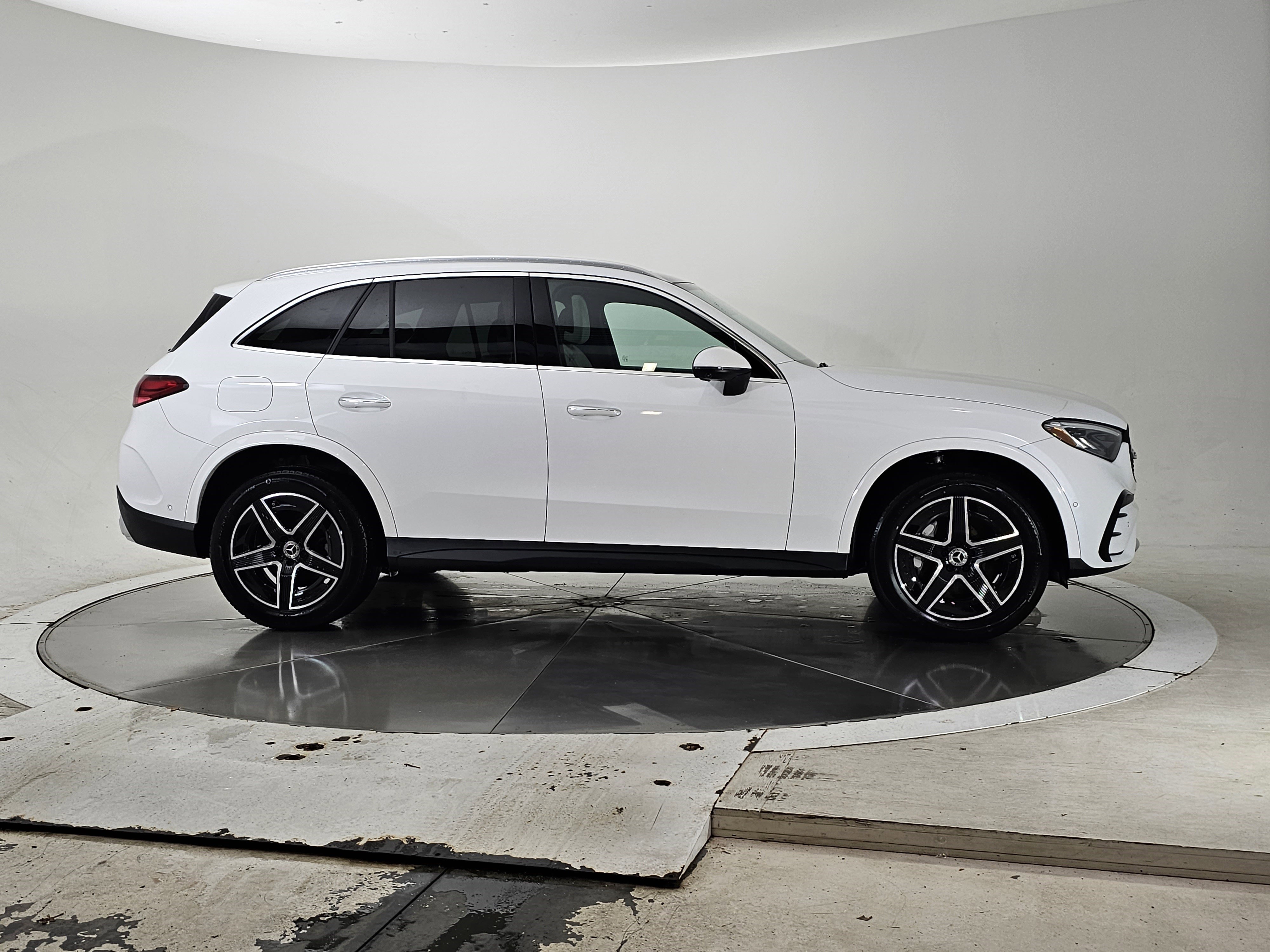 Used 2024 Mercedes-Benz GLC 300 4MATIC image 3