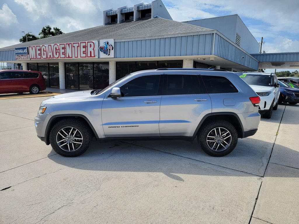 Used 2019 Jeep Grand Cherokee Laredo w/ Laredo X Package RWD image 2