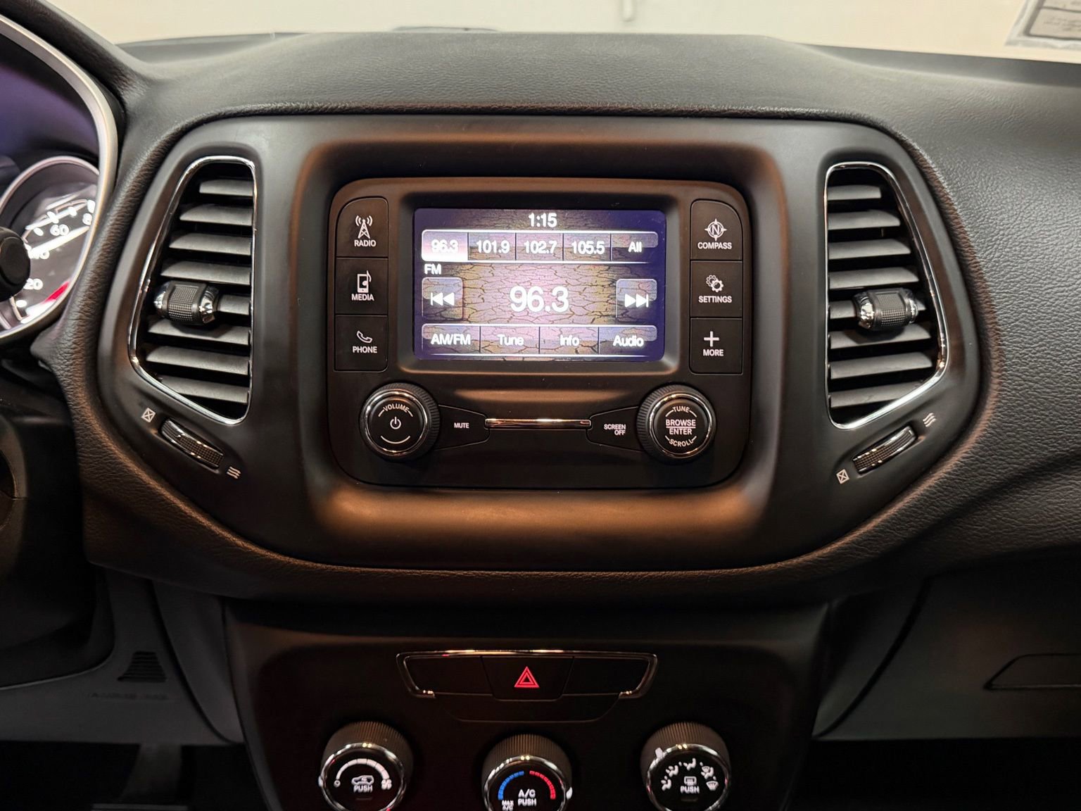 Used 2018 Jeep Compass Latitude image 30