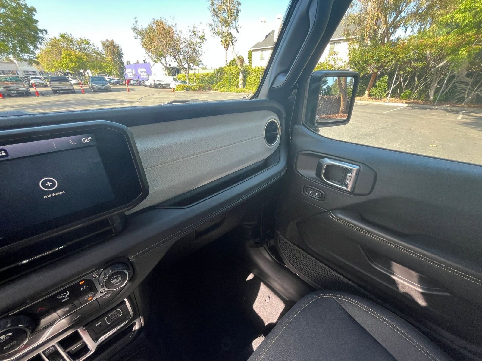Used 2025 Jeep Wrangler Unlimited Sahara AWD/4WD image 35
