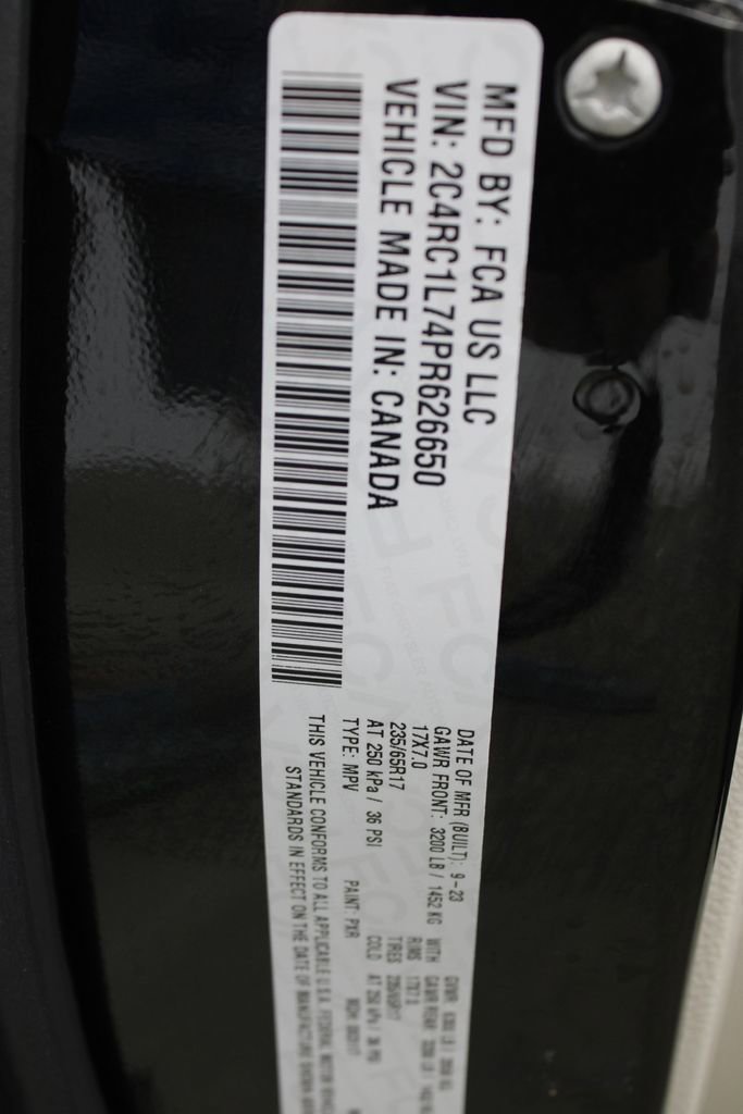 Used 2023 Chrysler Pacifica Touring-L image 32