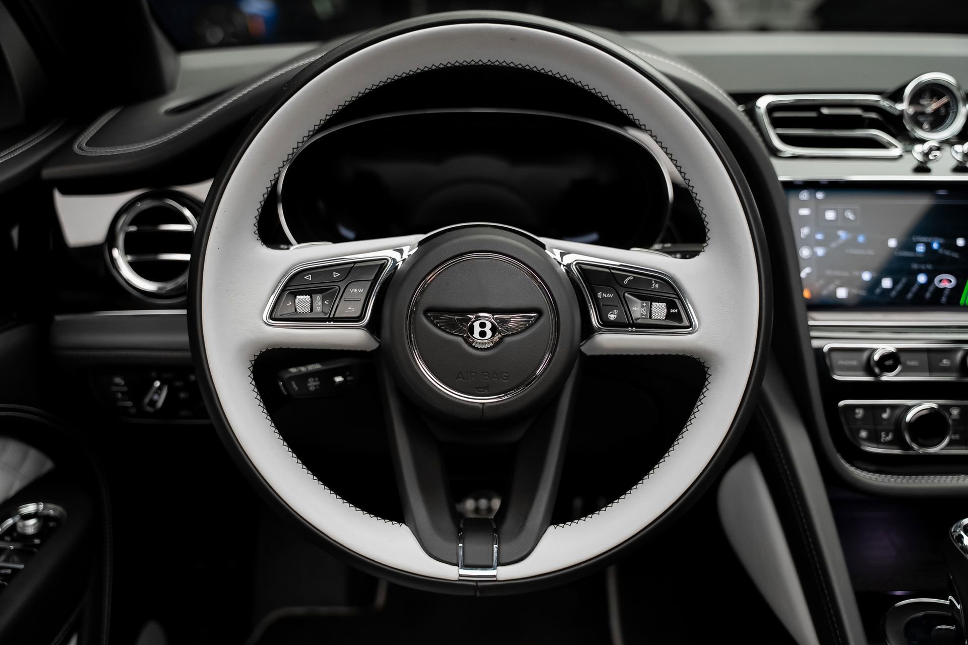 Used 2021 Bentley Bentayga Plug-In Hybrid image 42