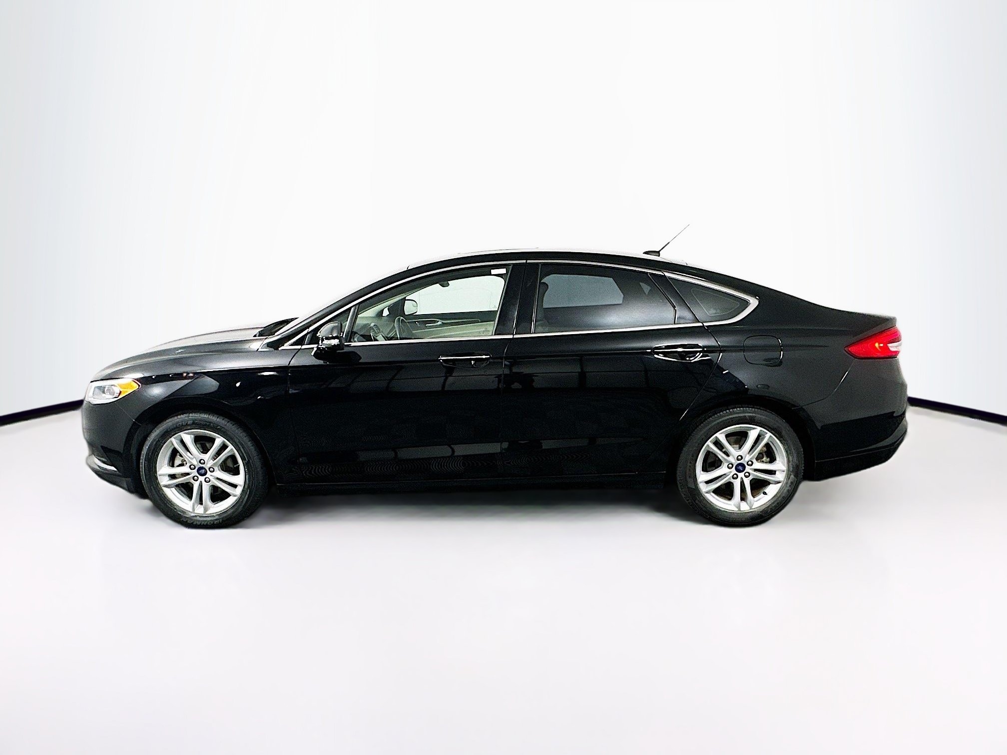 Used 2018 Ford Fusion SE w/ Fusion SE Technology Package FWD image 4
