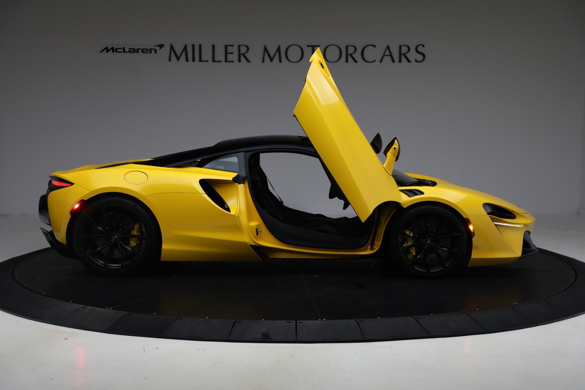 Used 2024 McLaren Artura RWD image 19