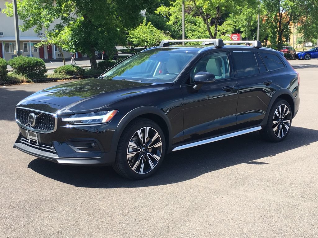 Used 2025 Volvo V60 B5 Cross Country Ultra w/ Climate Package