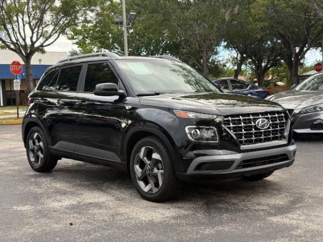 Used 2022 Hyundai Venue SEL FWD image 3
