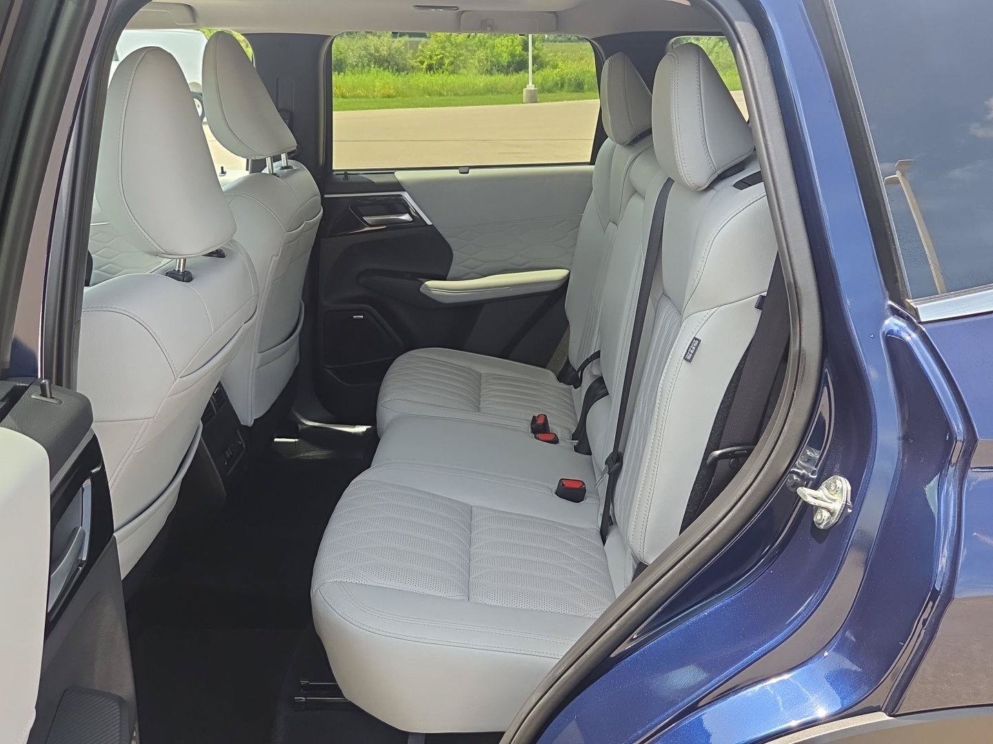Used 2025 Mitsubishi Outlander AWD image 14