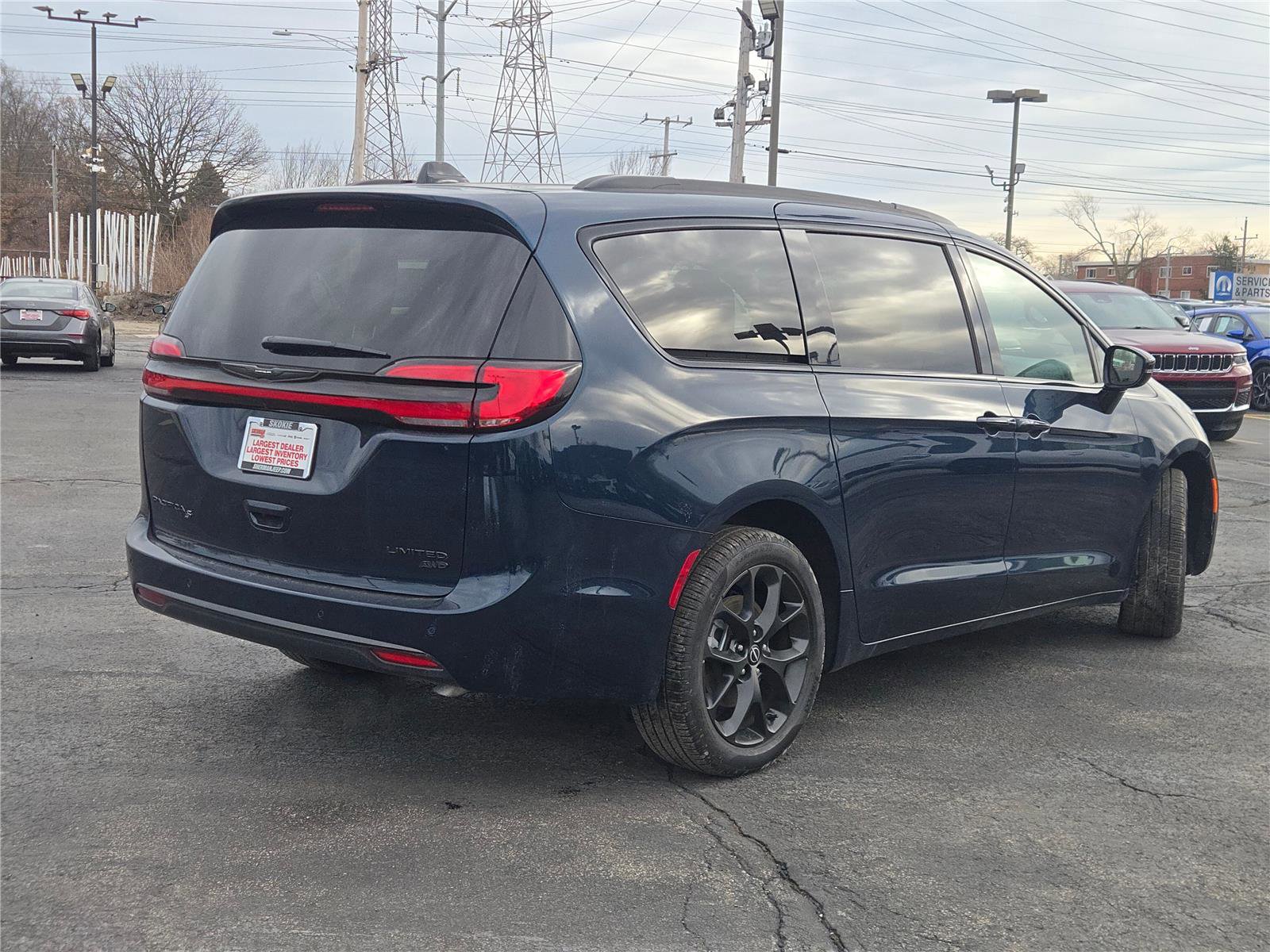 Used 2025 Chrysler Pacifica Limited w/ Uconnect Theater Family Group image 16