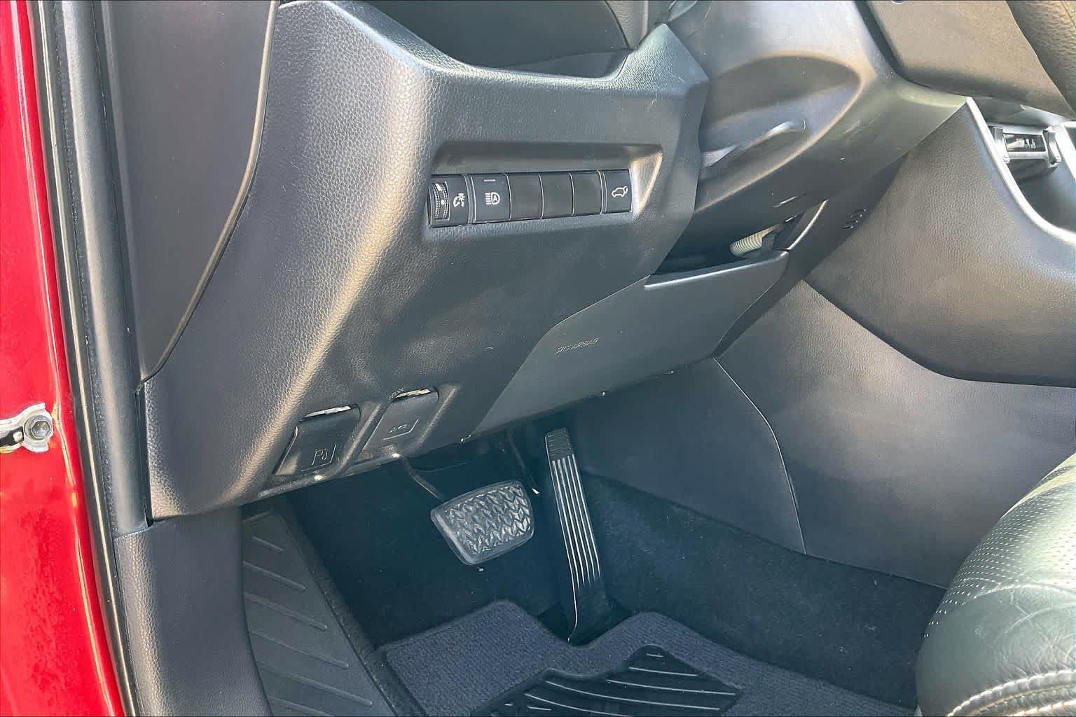 Used 2021 Toyota RAV4 XLE w/ Convenience Package FWD image 30