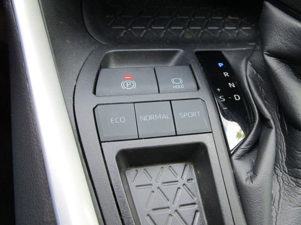 Used 2022 Toyota RAV4 XLE image 32