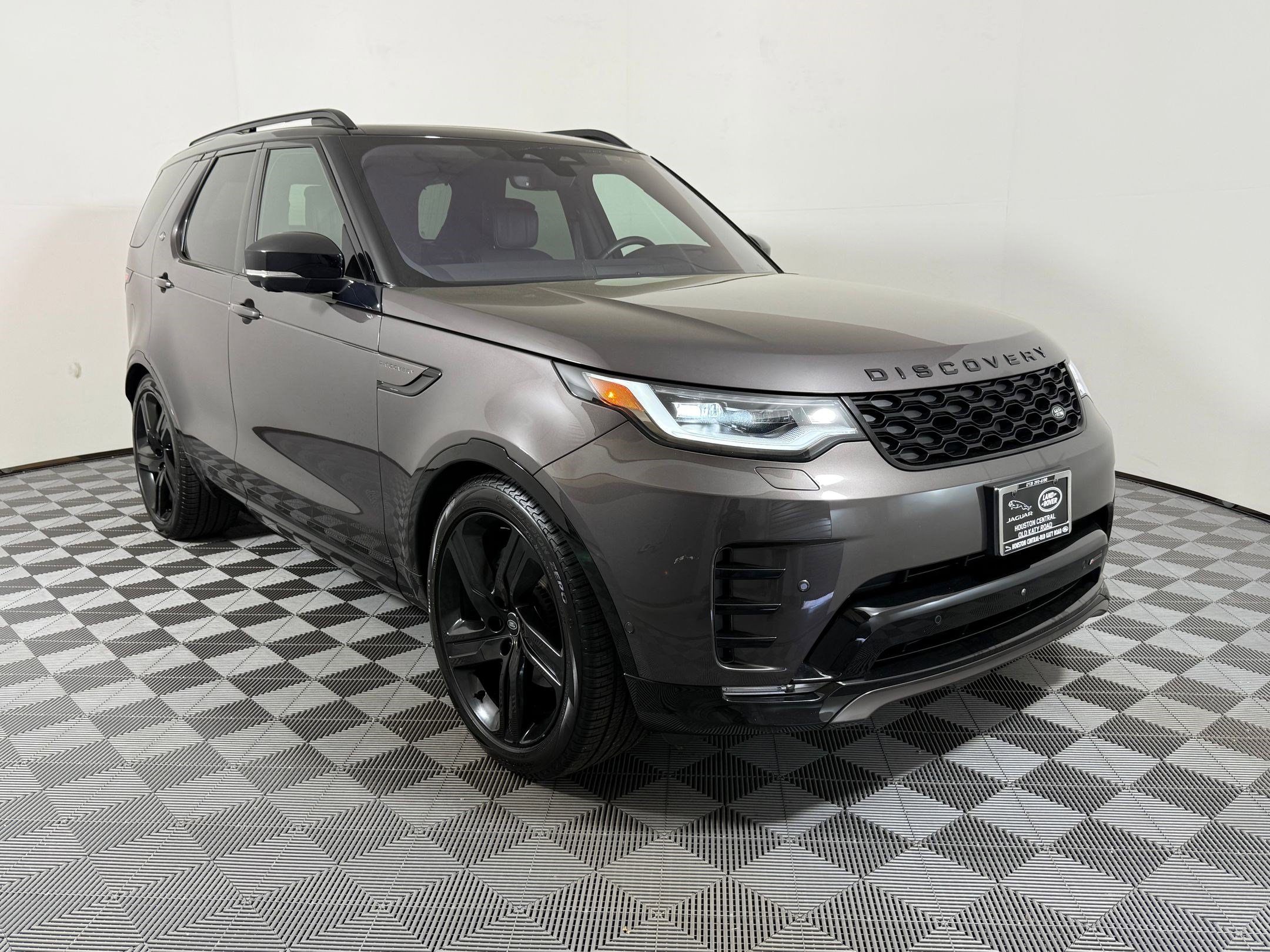 Used 2023 Land Rover Discovery S R-Dynamic image 6
