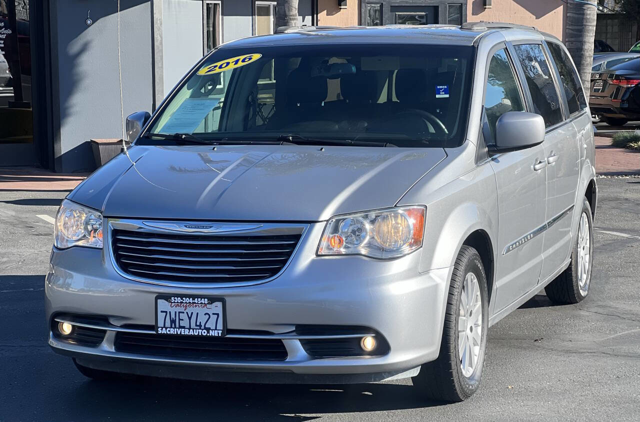Used 2016 Chrysler Town & Country Touring image 3