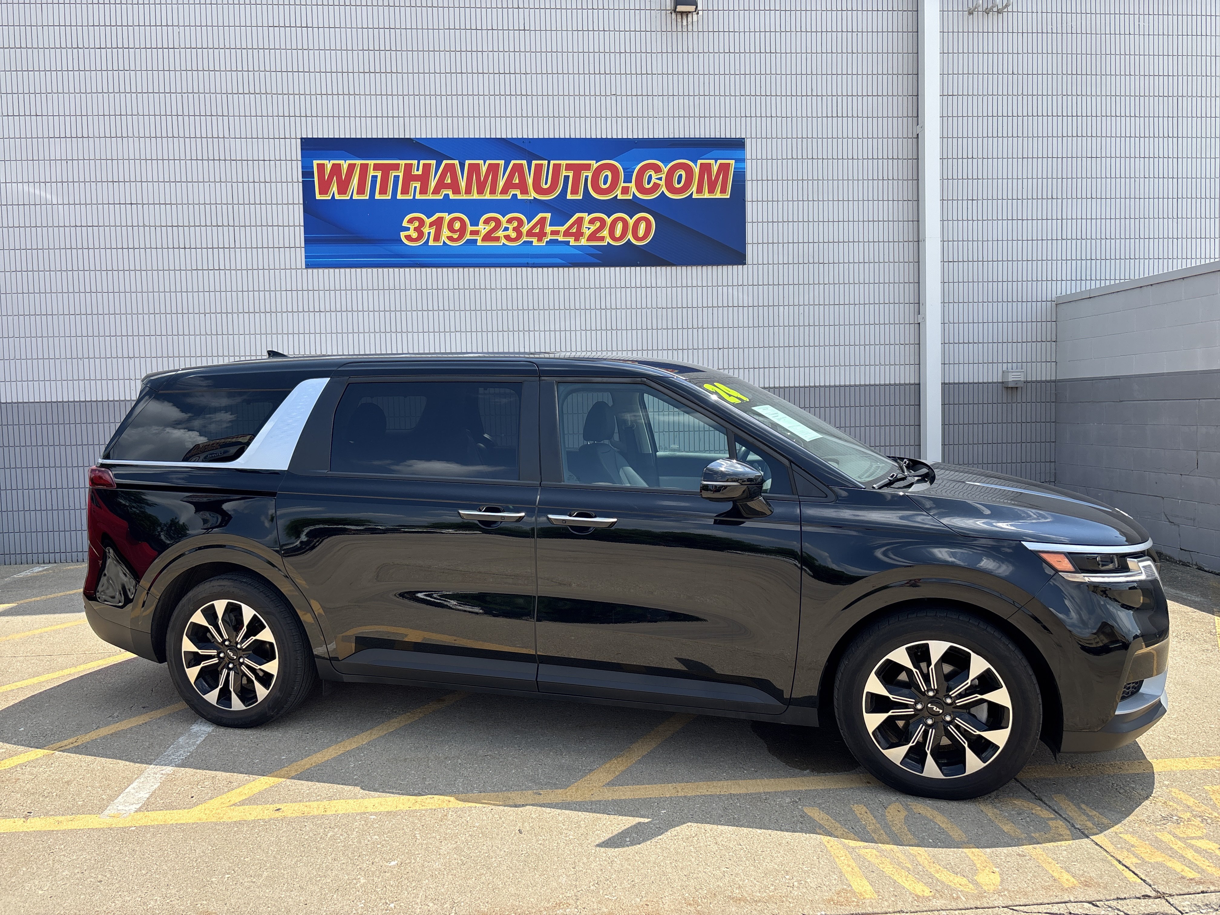 Used 2024 Kia Carnival EX FWD image 2