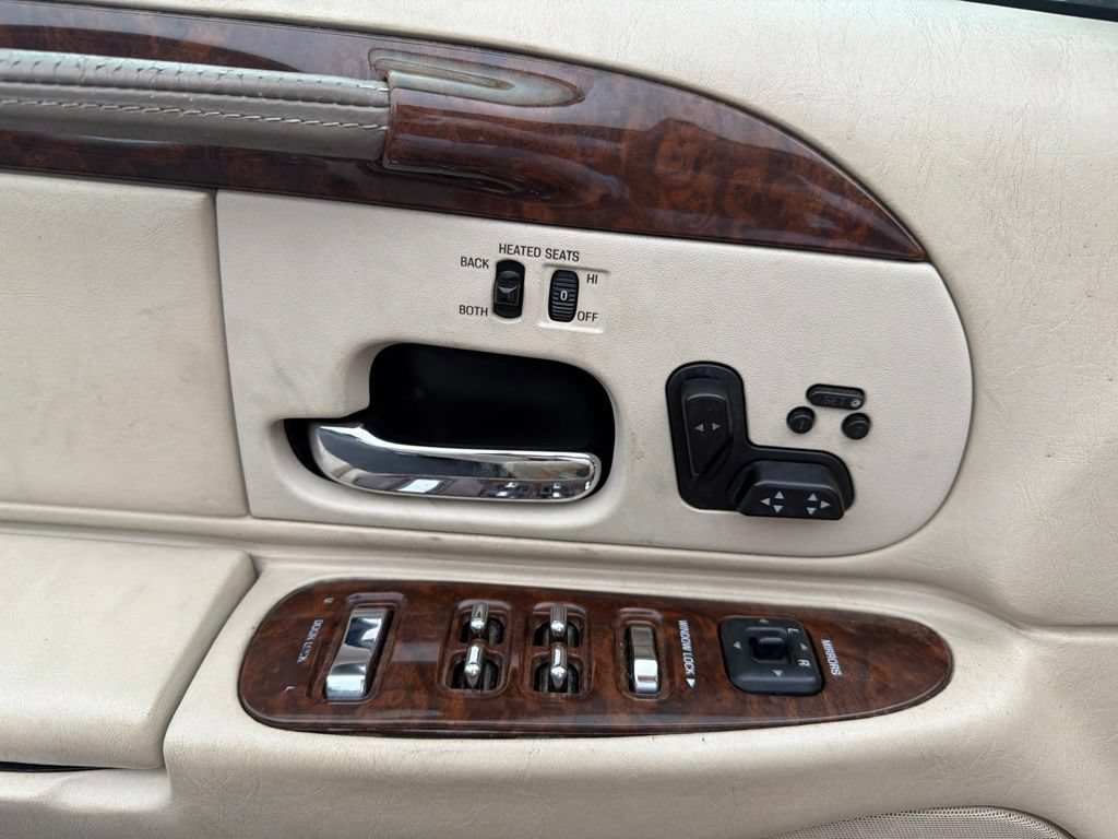 Used 2001 Lincoln Town Car Signature RWD image 6
