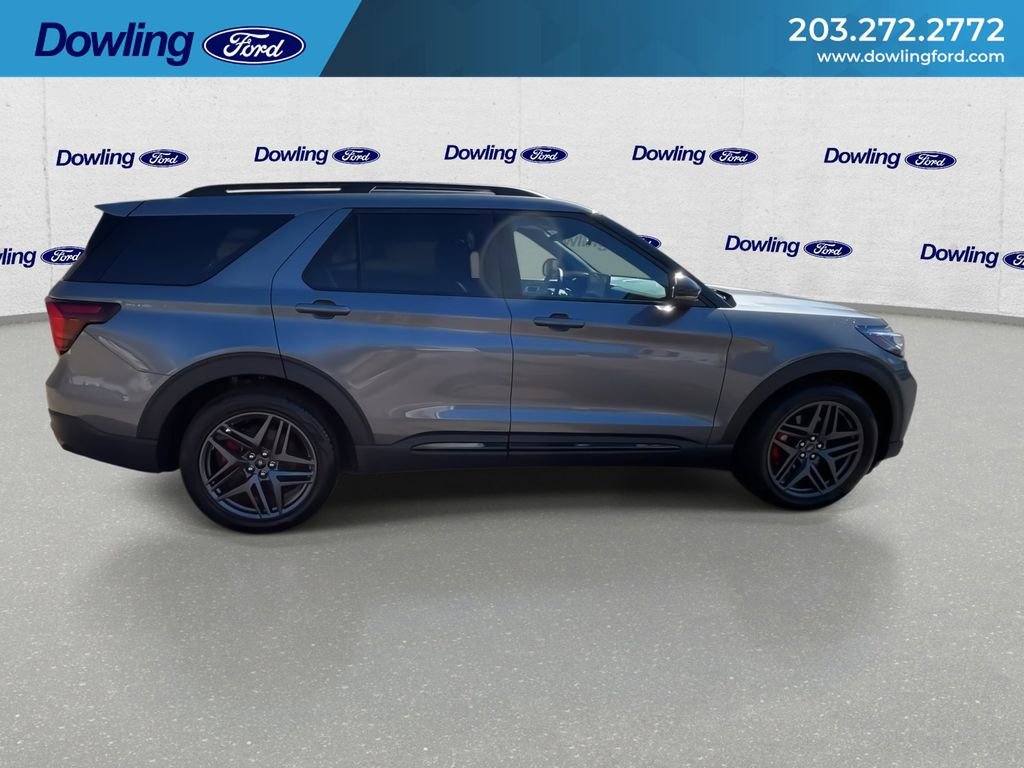 Used 2025 Ford Explorer ST image 4