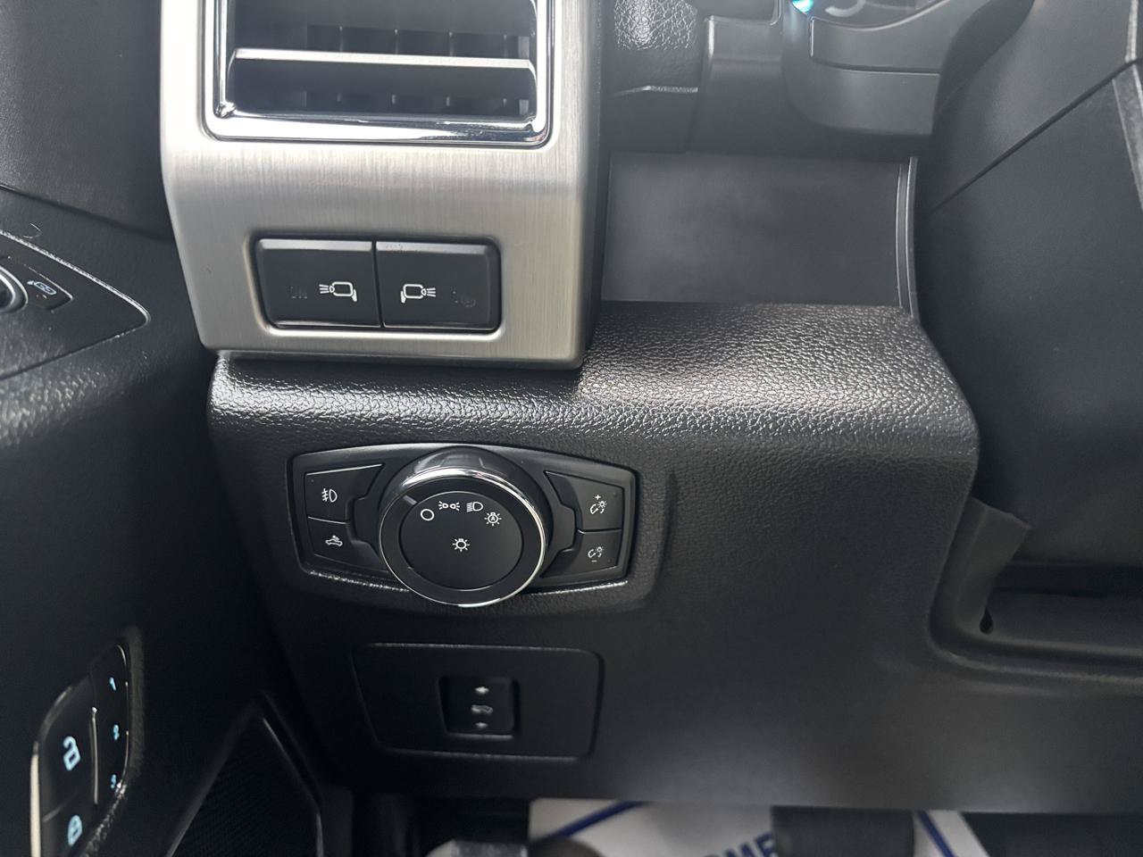 Used 2016 Ford F150 Platinum w/ Equipment Group 701A Luxury AWD/4WD image 17