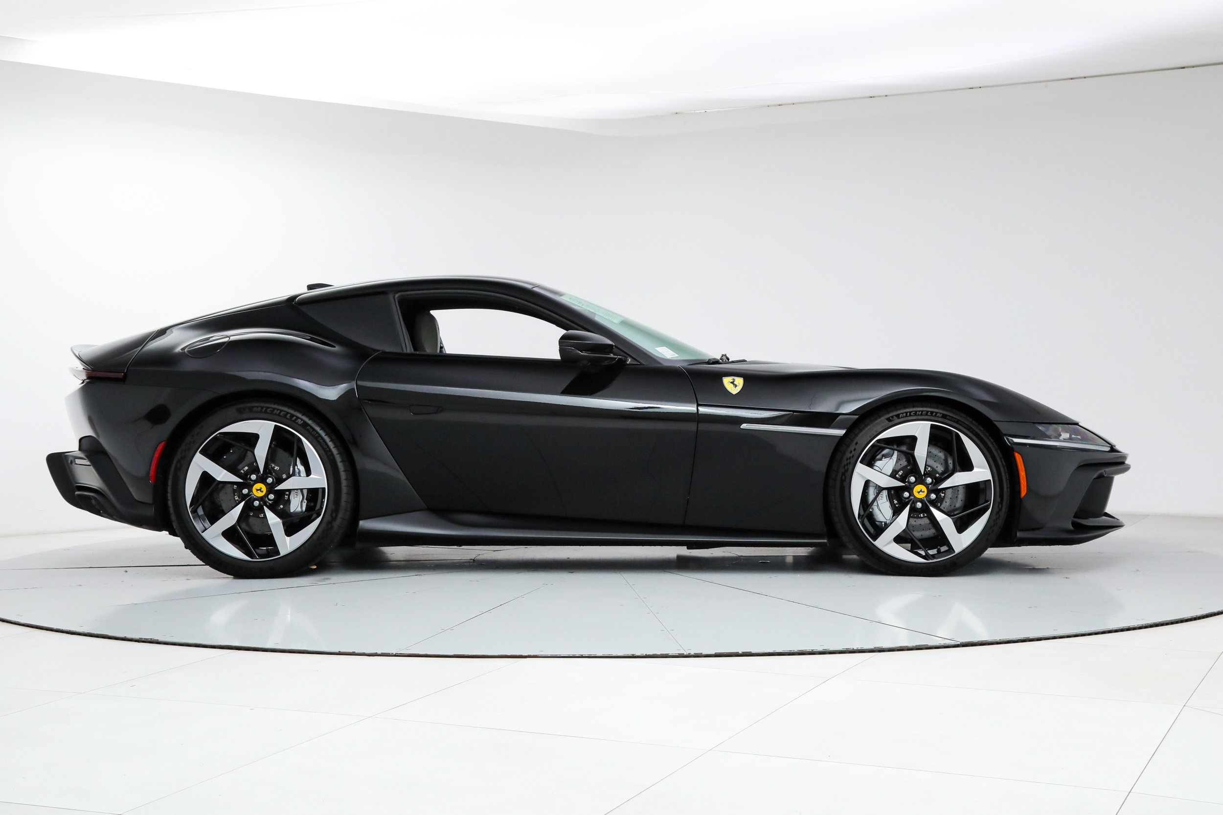 Certified 2025 Ferrari 12Cilindri RWD image 9