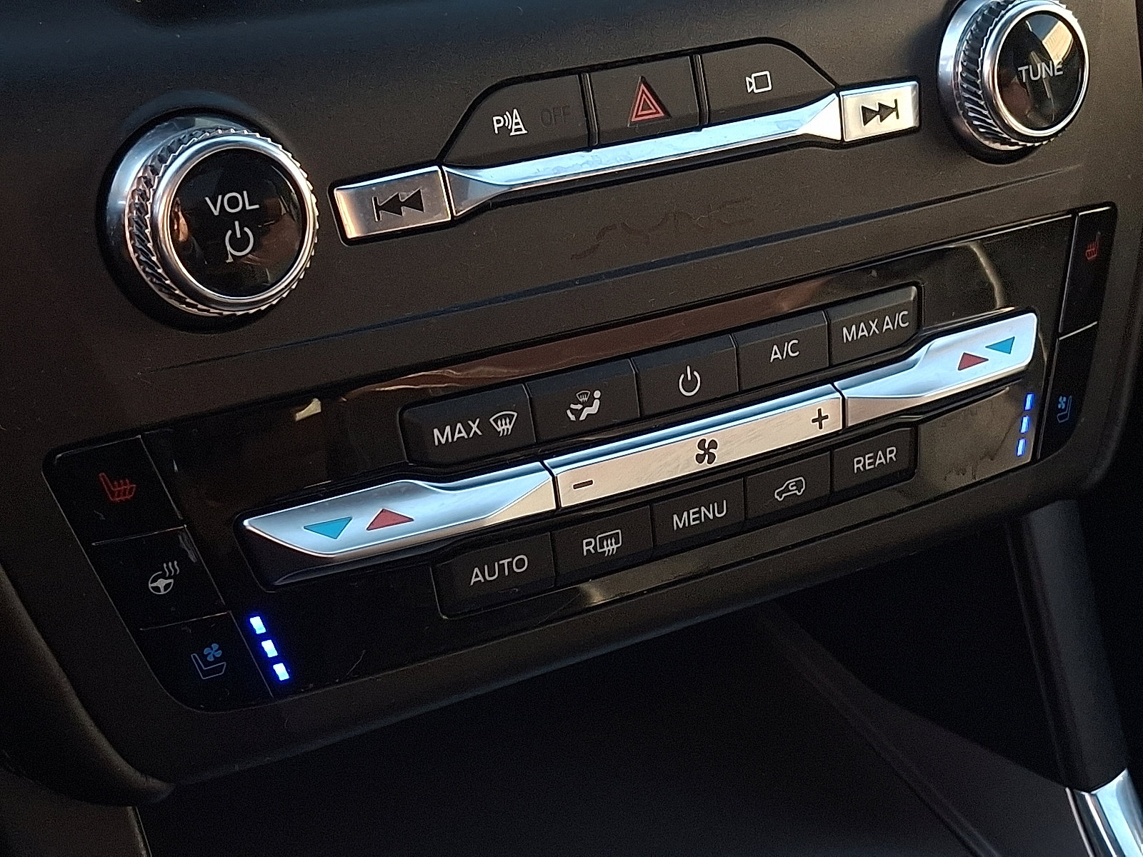 Used 2020 Ford Explorer Platinum w/ Premium Technology Package image 16